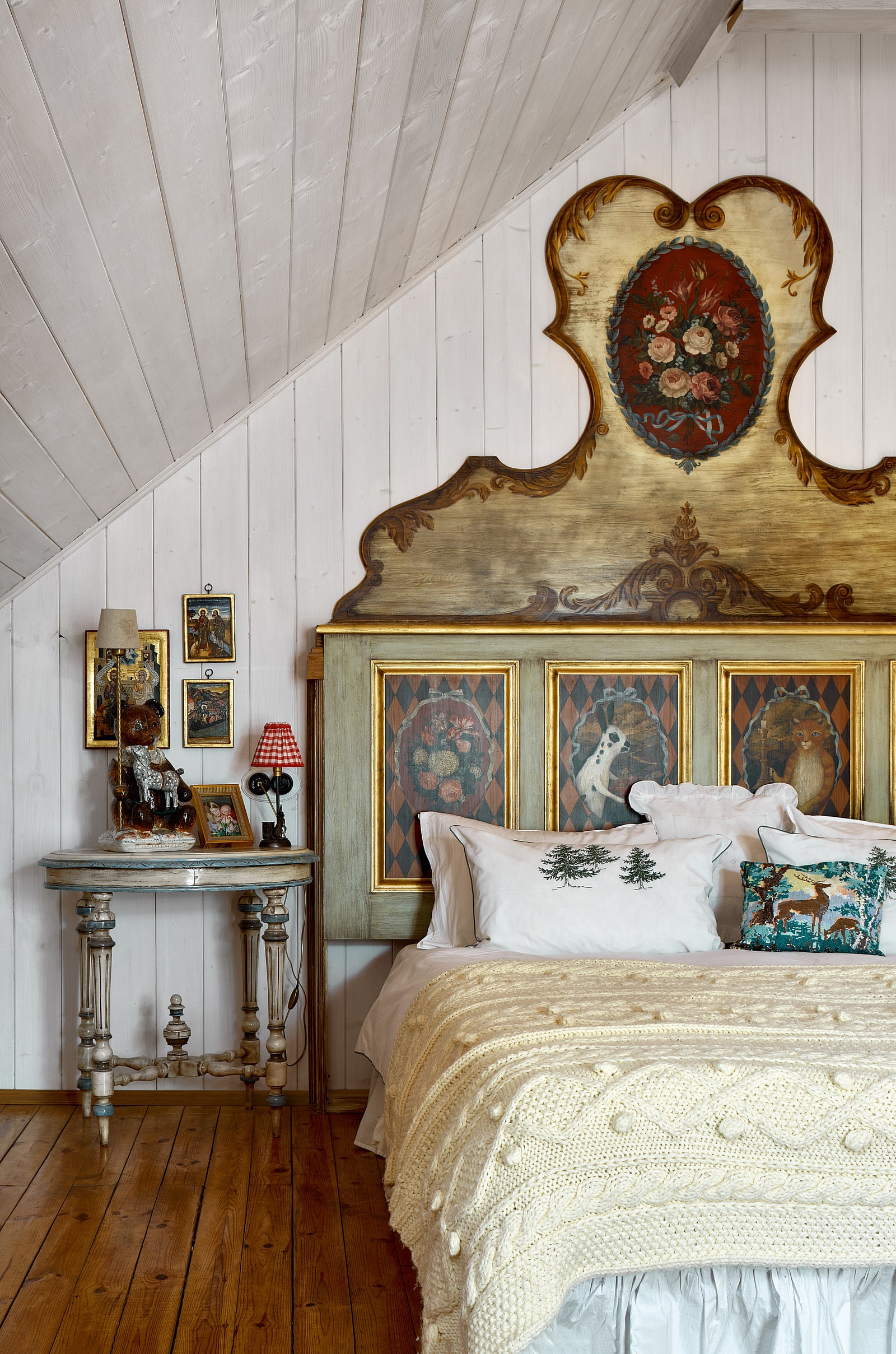 Главная спальня. Кровать сделана по эскизам Кати “столяром простым мужчиной” и расписана художницей Мариной Ленской....