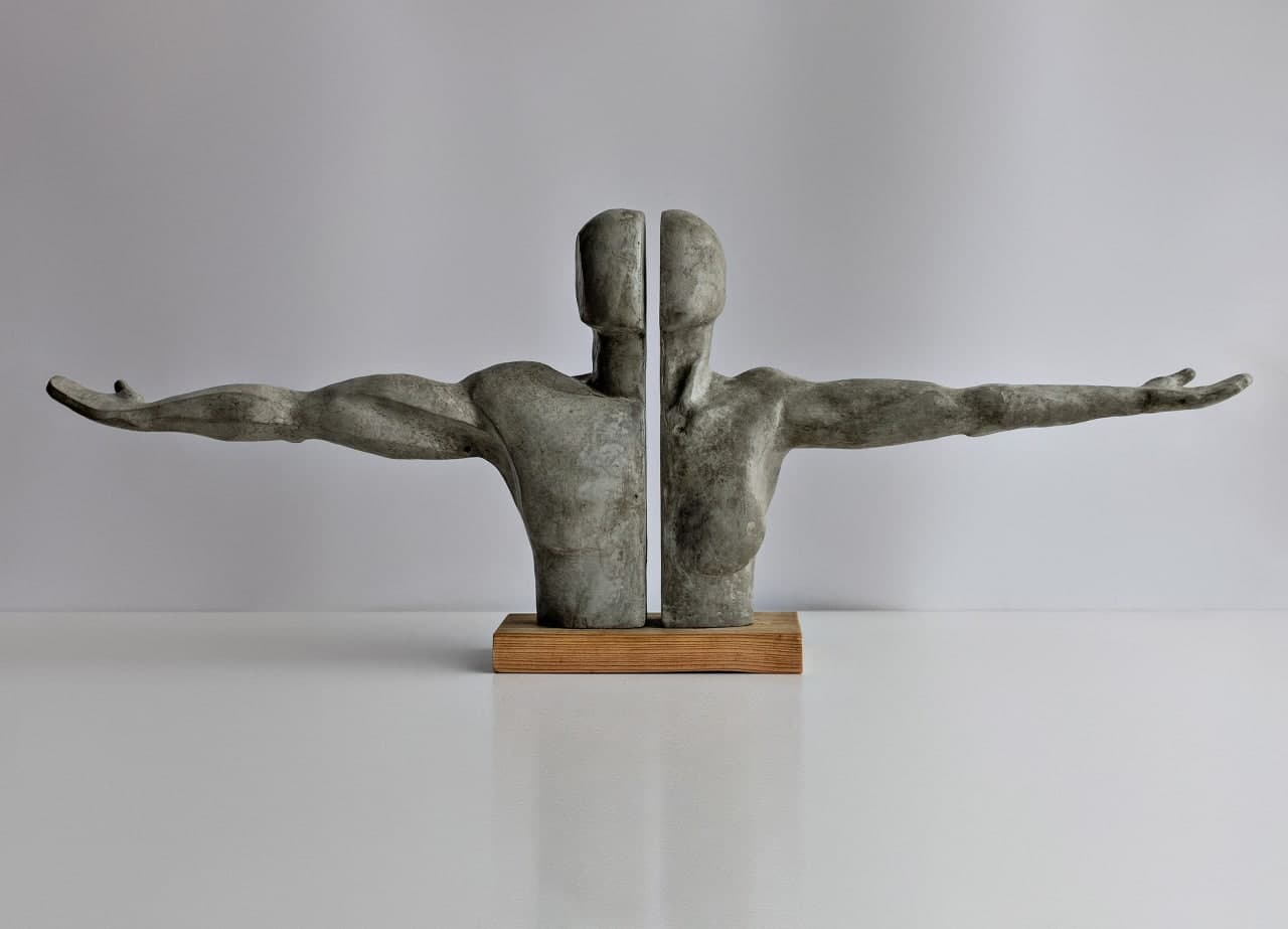 Бетонная скульптура We — одна из самых популярных и востребованных.