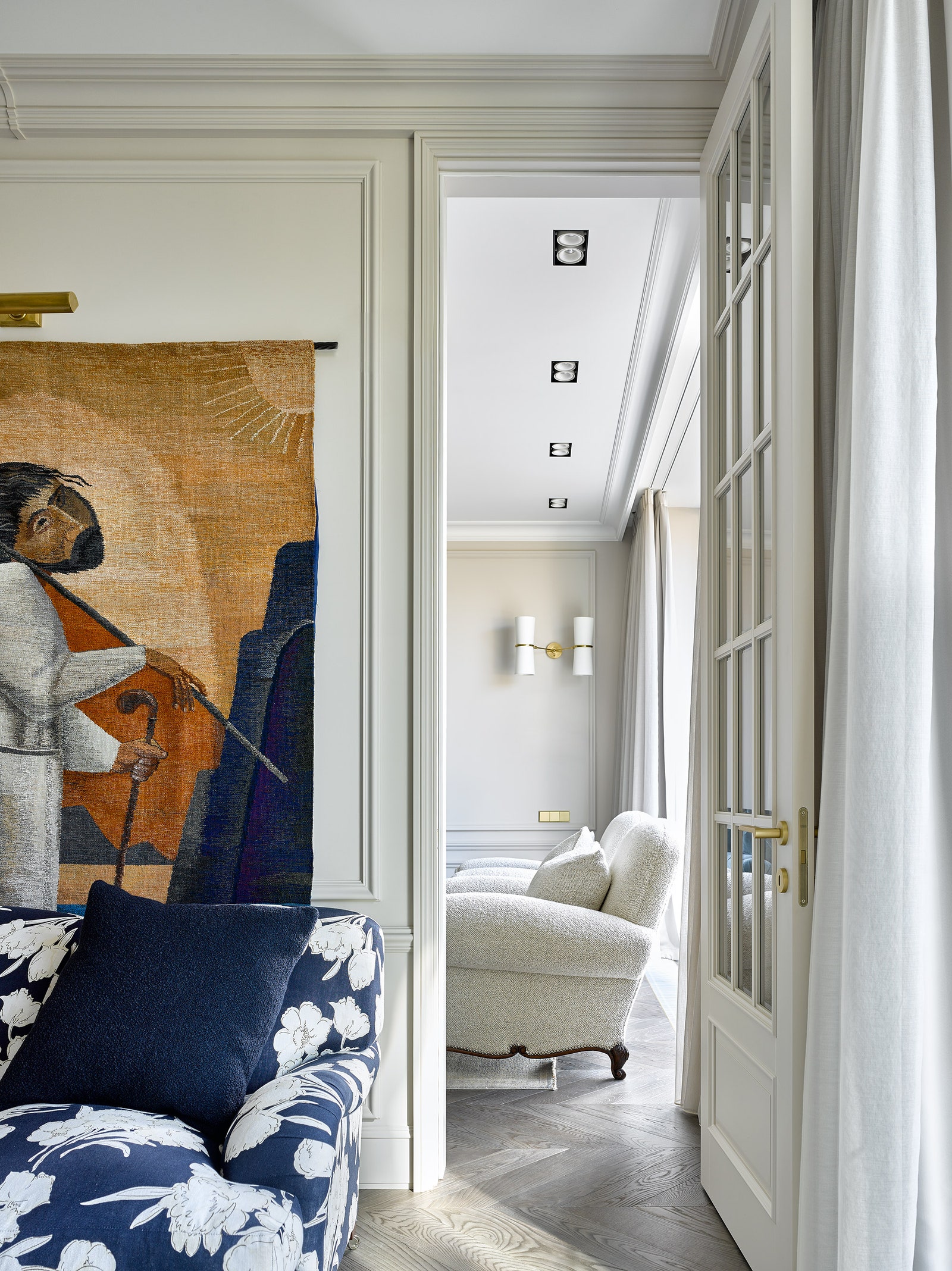Вид из кабинета на гостиную. Кресло банкетка диван все Ralph Lauren Home ковер Dovlet House гобелен MarkPatlisStudio.
