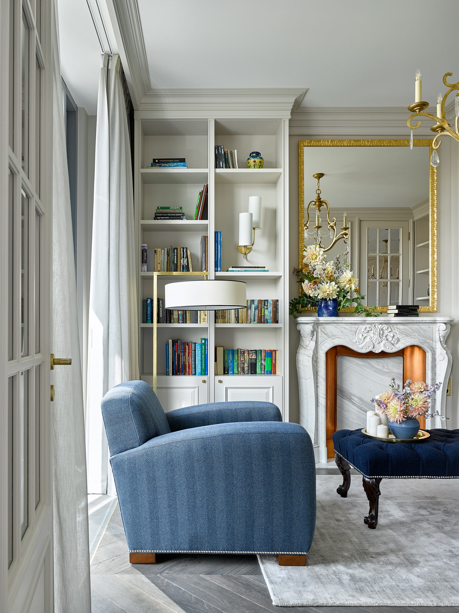 Фрагмент кабинета. Кресло и банкетка Ralph Lauren Home ковер Dovlet House ваза по дизайну Светланы Левадной свет Visual...