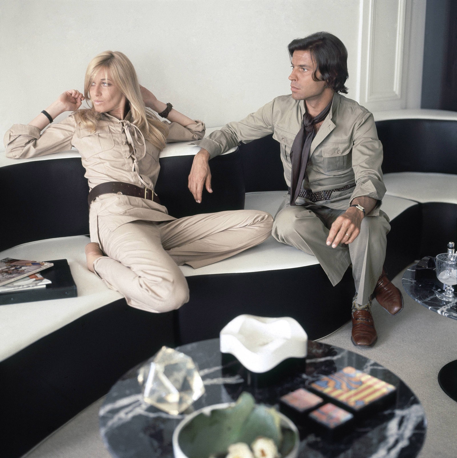 Vogue 1970 Бетти и Франсуа Катру в своей гостиной по проекту Франсуа Катру.