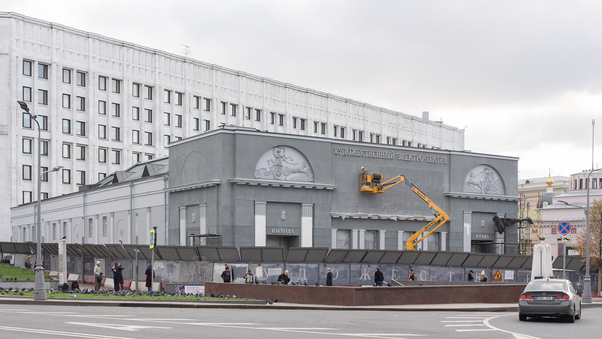 Фасад кинотеатра “Художественный” открыли после реставрации