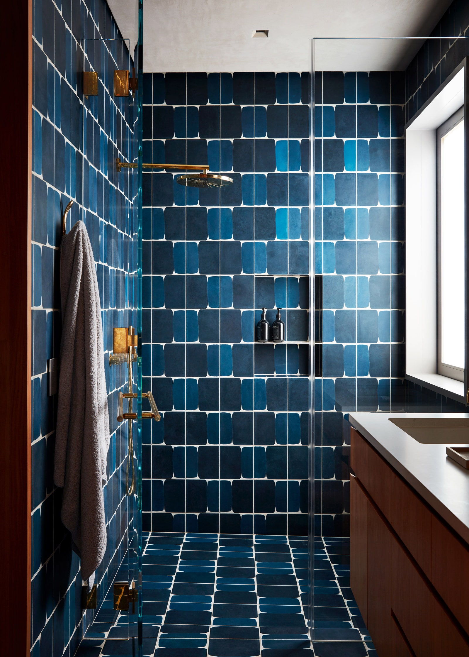 Гостевая ванная комната. Смесители Vola плитка по дизайну Commune Design Exquisite Surfaces.