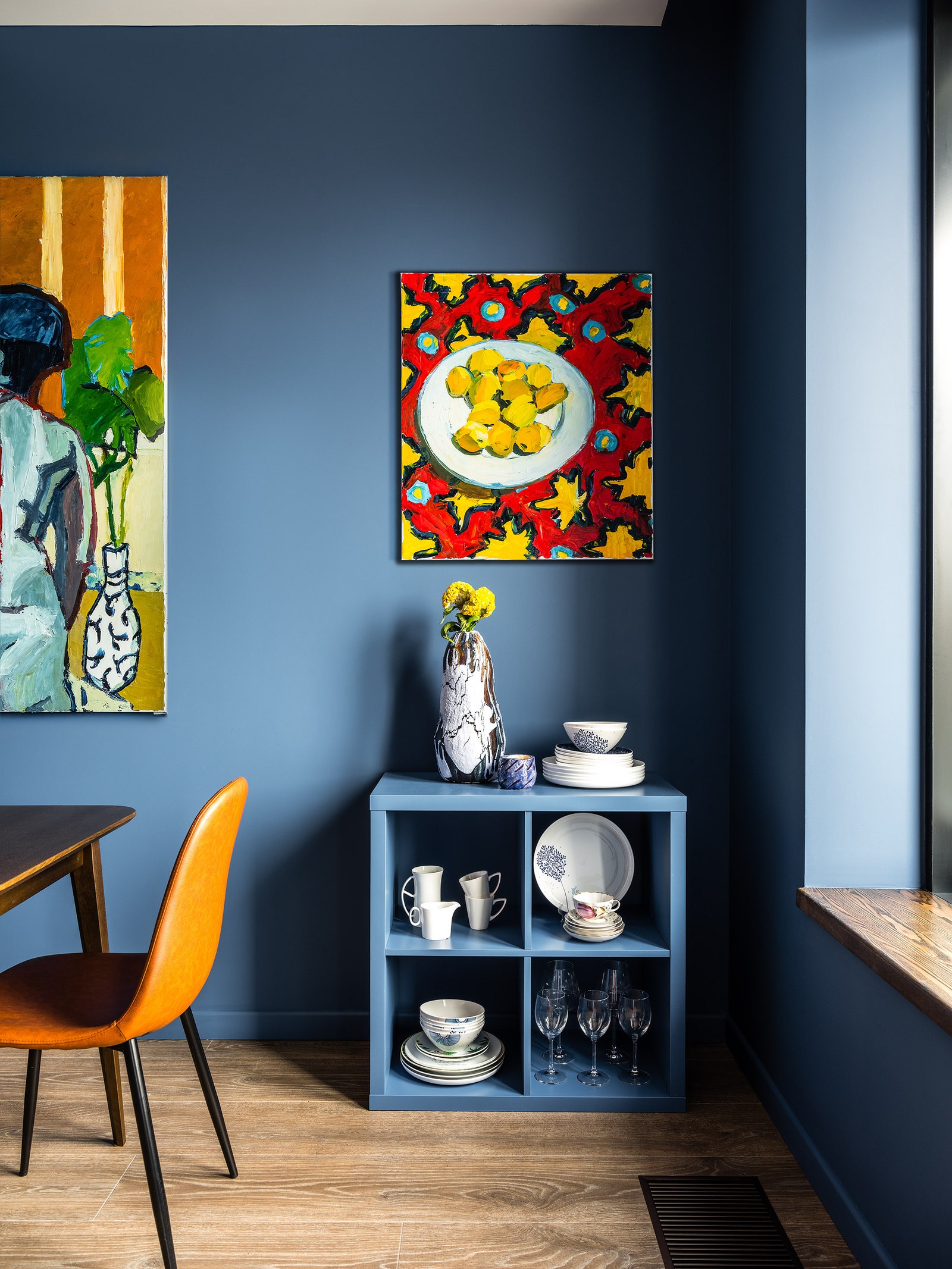 Фрагмент гостиной. Cтеллаж IKEA картины Валентина Шункова на стеллаже ваза из галереи Savour. Стены выкрашены краской...