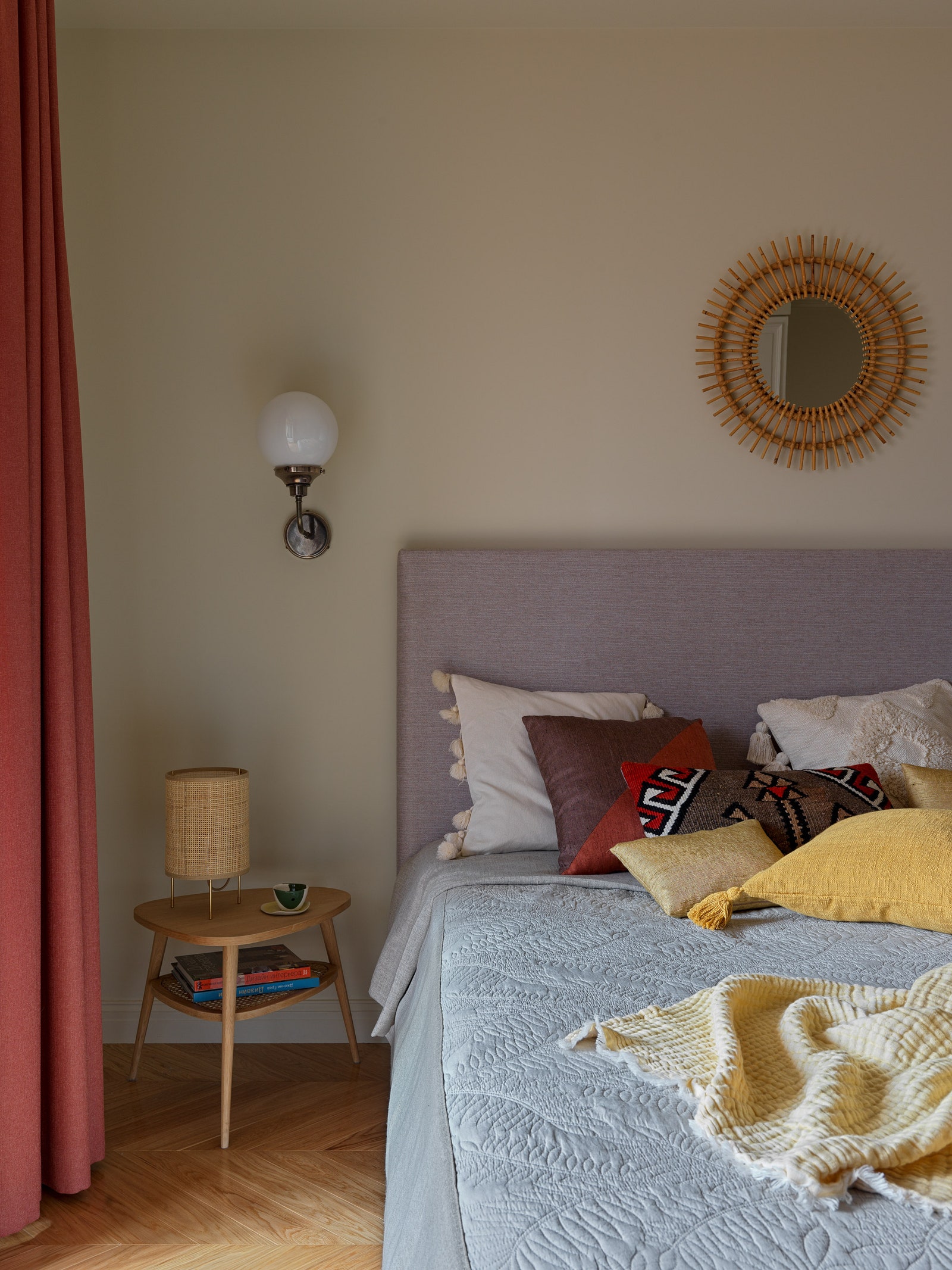 Фрагмент спальни. Кровать Dantone Home столик и зеркало La Redoute подушки Zara Home Nomad Сhic.