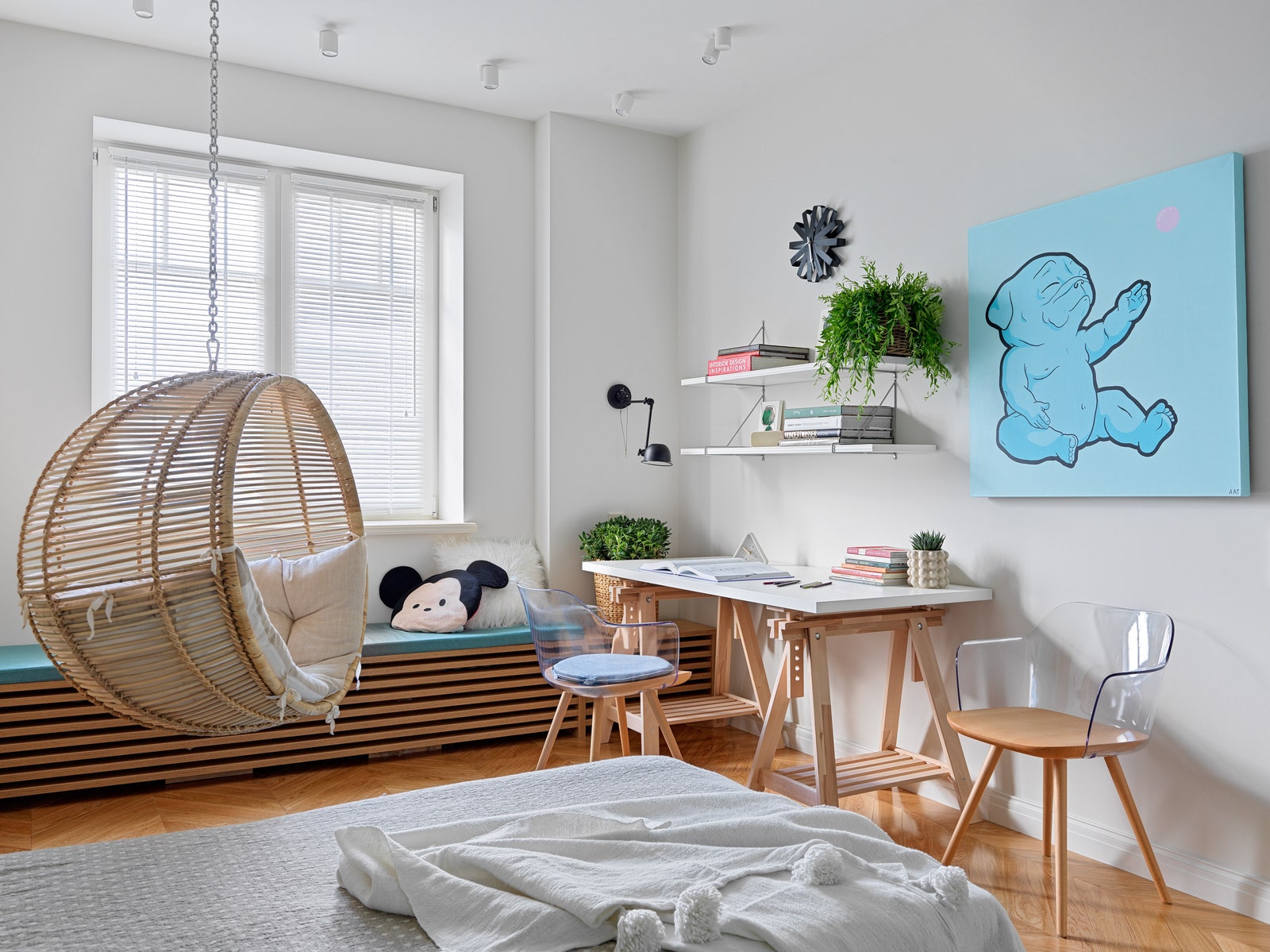 Детская спальня. Плетеное кресло La Redoute письменный стол и полки IKEA стулья La Forma на стене картина Little Bubble...