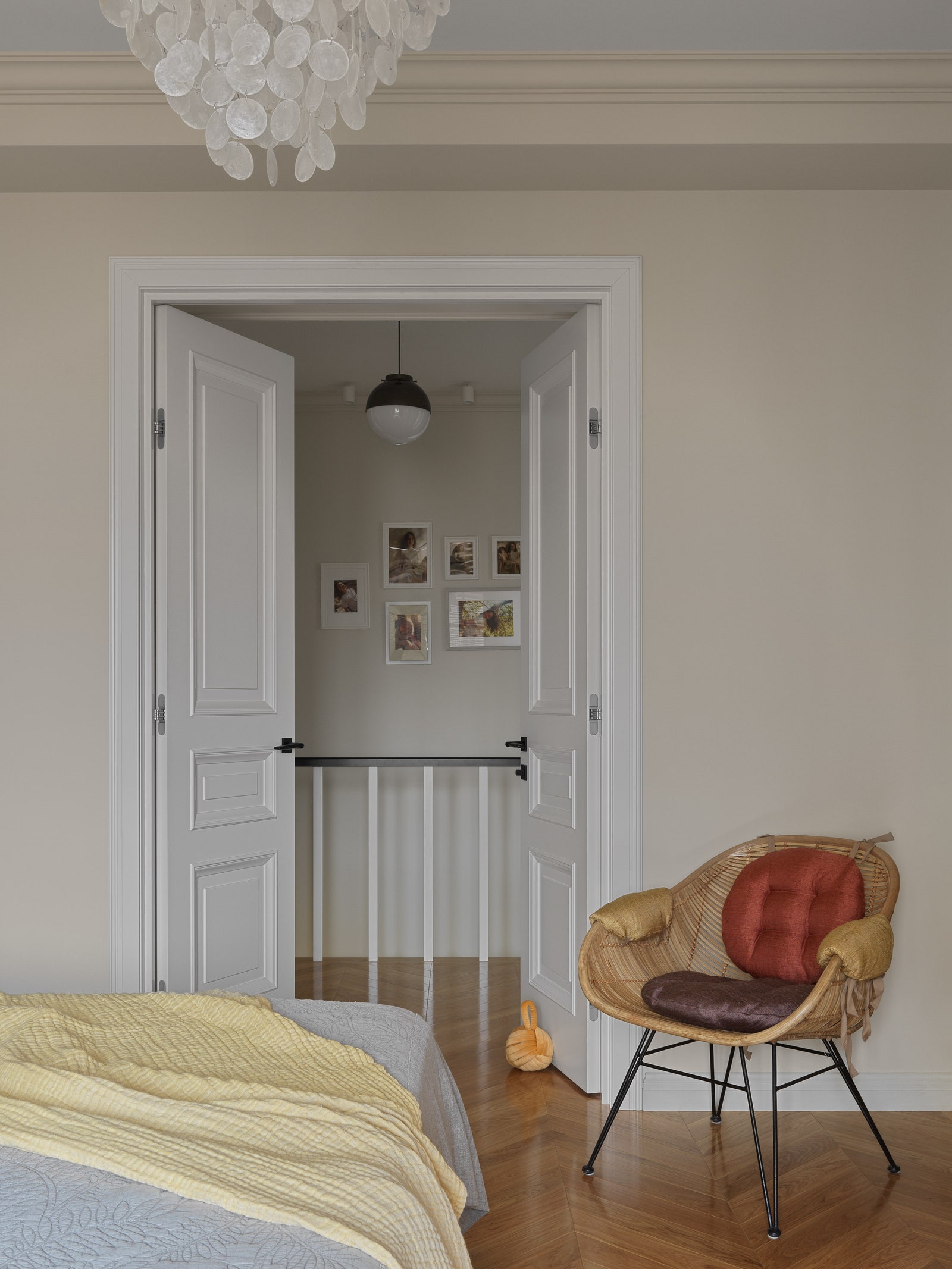 Фрагмент спальни. Кровать Dantone Home плетеное кресло Maisons du Monde подвесной светильник Verpan.