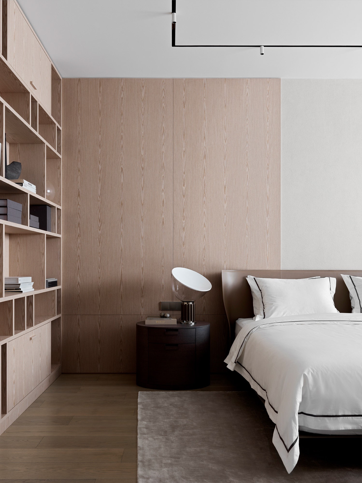 Фрагмент спальни. На полу инженерная доска Luxury Floor. Шпонированные панели и стеллаж изготовлены на заказ в столярной...