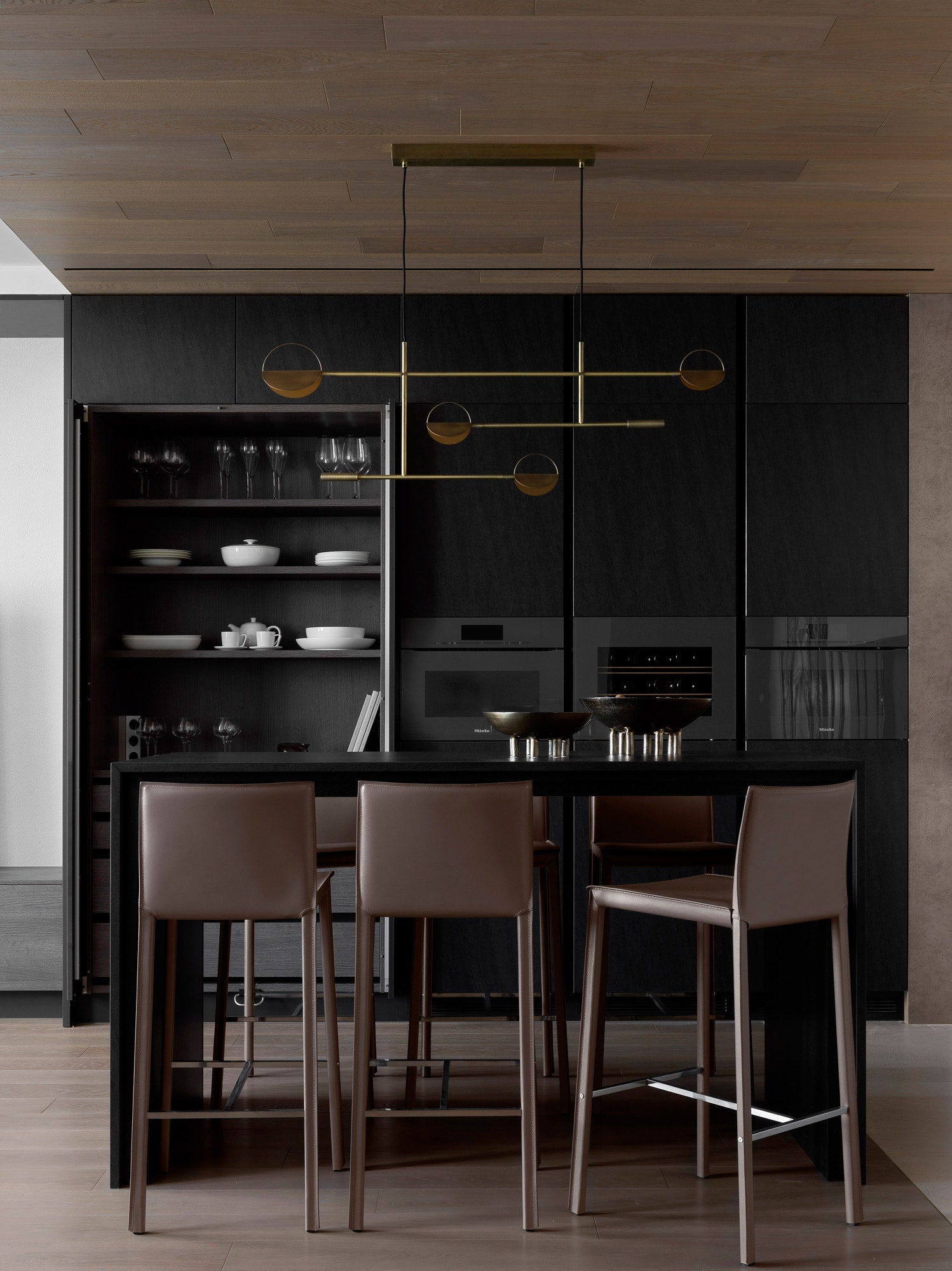 Фрагмент кухни. На полу и потолке инженерная доска Luxury Floor. На полу керамогранит Atlas Concorde. Столешница фартук...