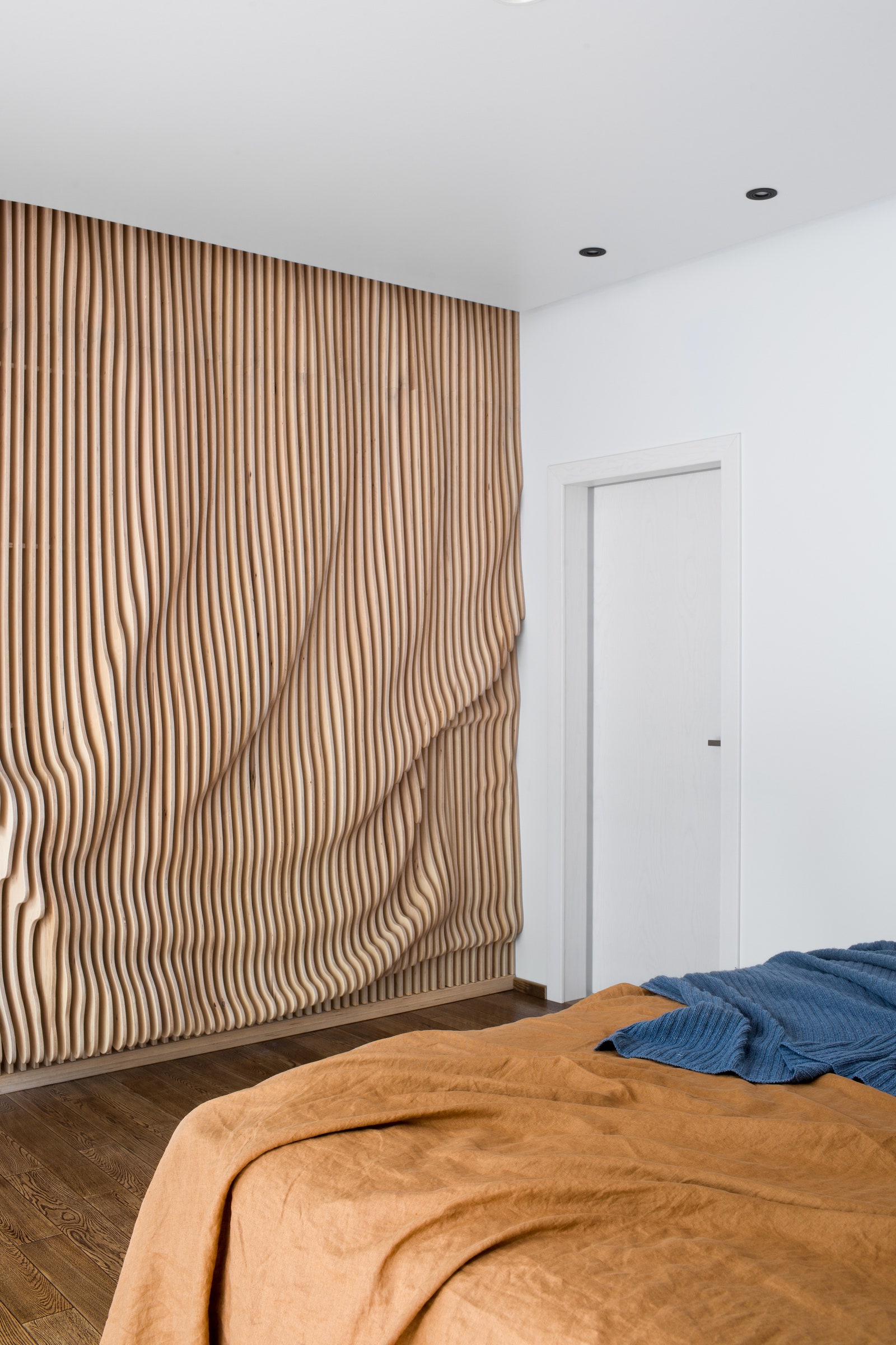 Спальня в одноэтаж­ном доме во Владиво­стоке интерьер оформлен Анной Хом.