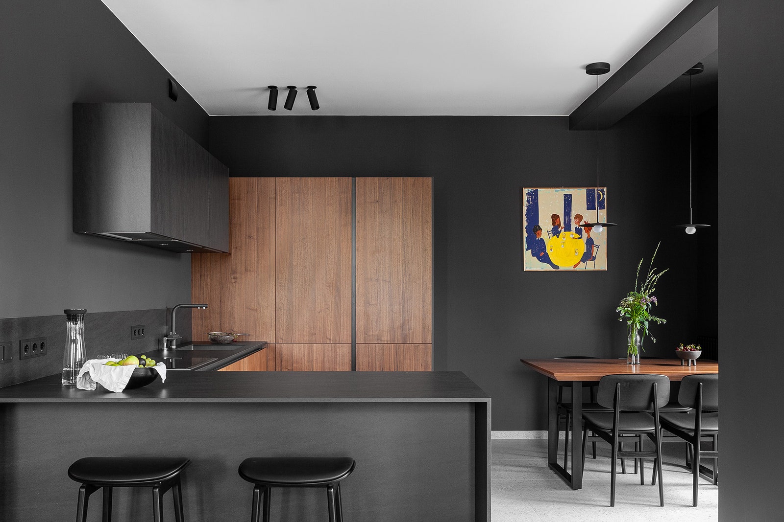 Фрагмент кухни. Кухонный гарнитур состоит из трех верхних шкафов с керамическими фасадами и вместительных баз с фасадами...