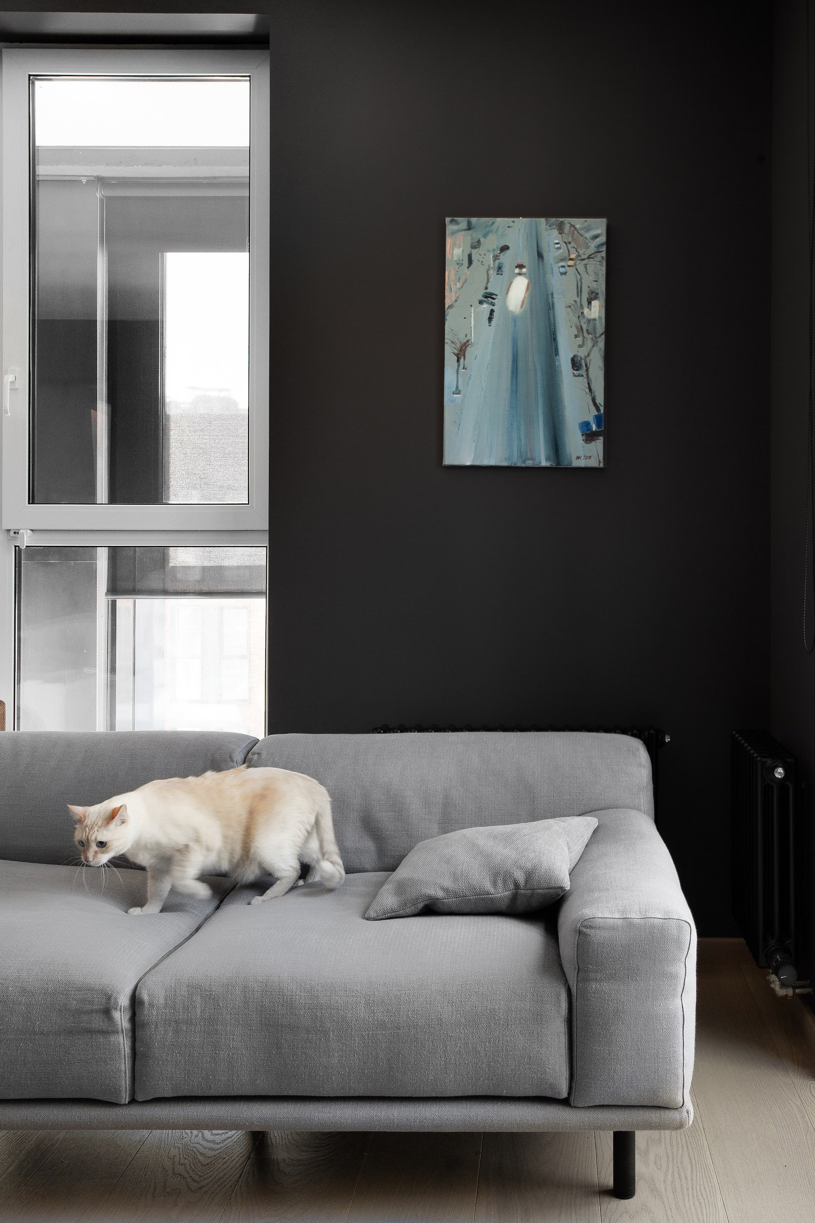 Фрагмент гостиной. Диван Meridiani GK Concept паркет Finex. Автор картины на стене за диваном авторства Владимира Кожухаря.