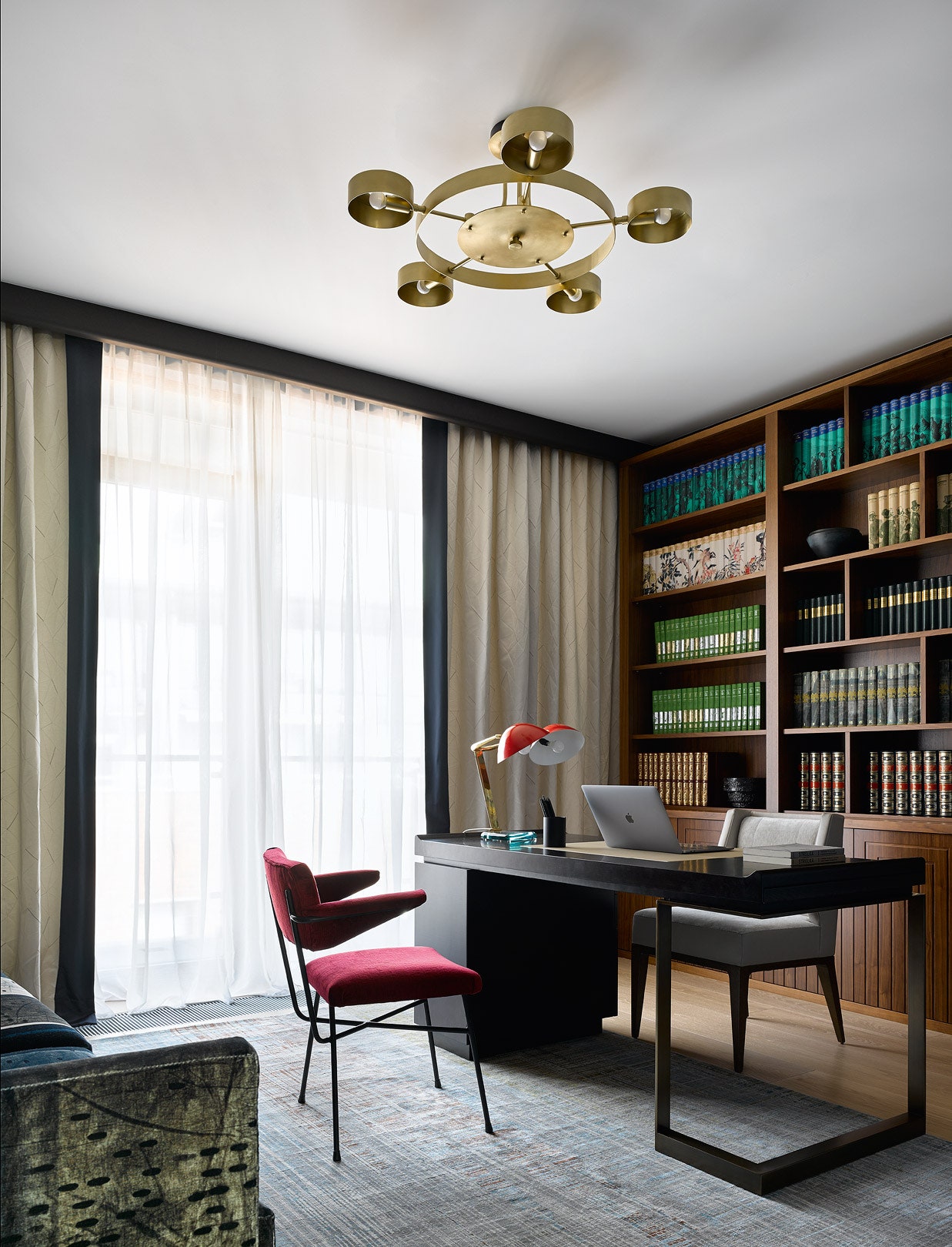 В кабинете встроенная библиотека “Мастерская краснодеревщиков Камо Мурадова” стол Hugues Chevalier.