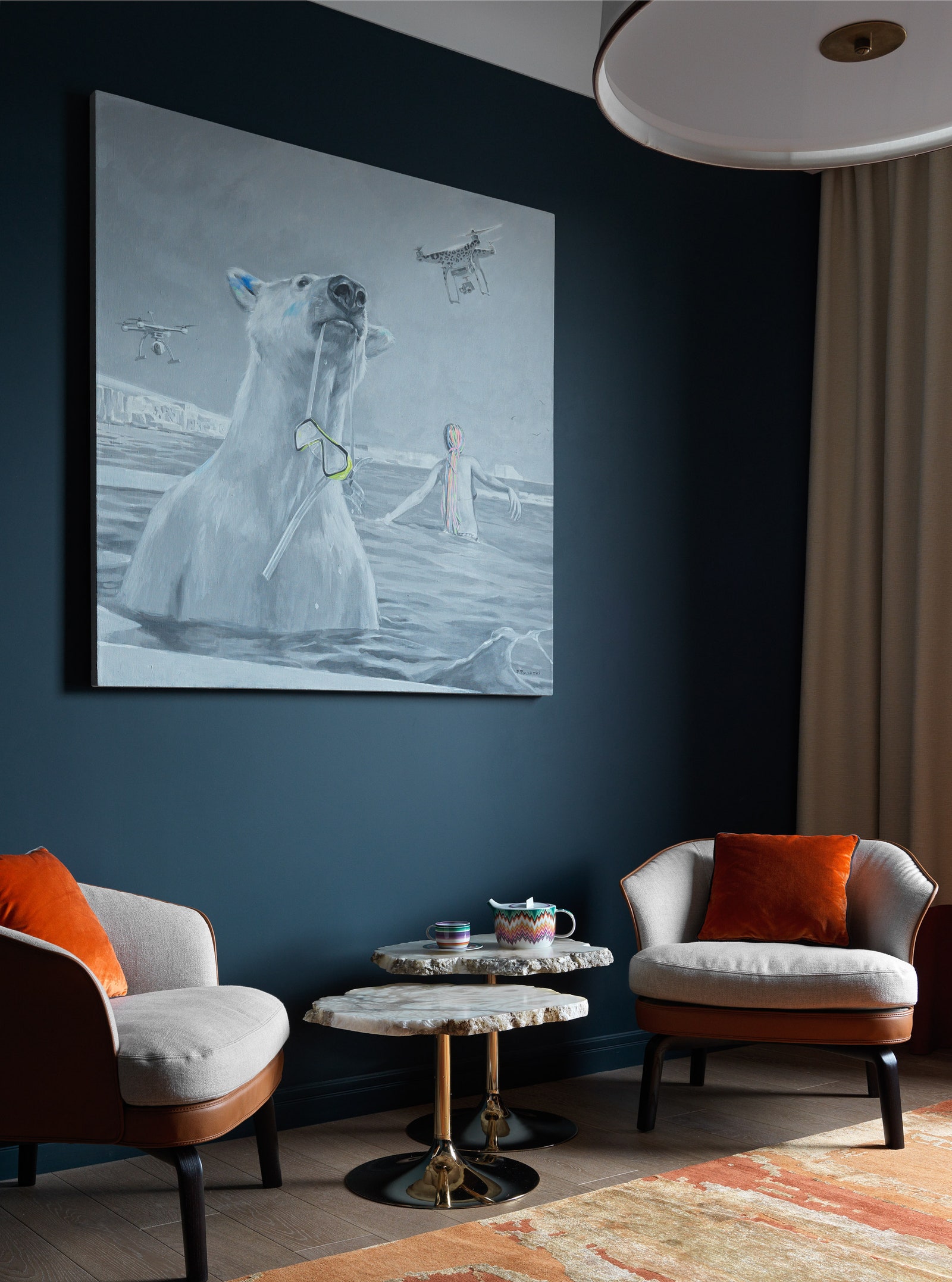 Фрагмент кабинета. Кресла Poltrona Frau на стене картина Павла Полянского “Леопардовый дрон” из Askery Gallery.