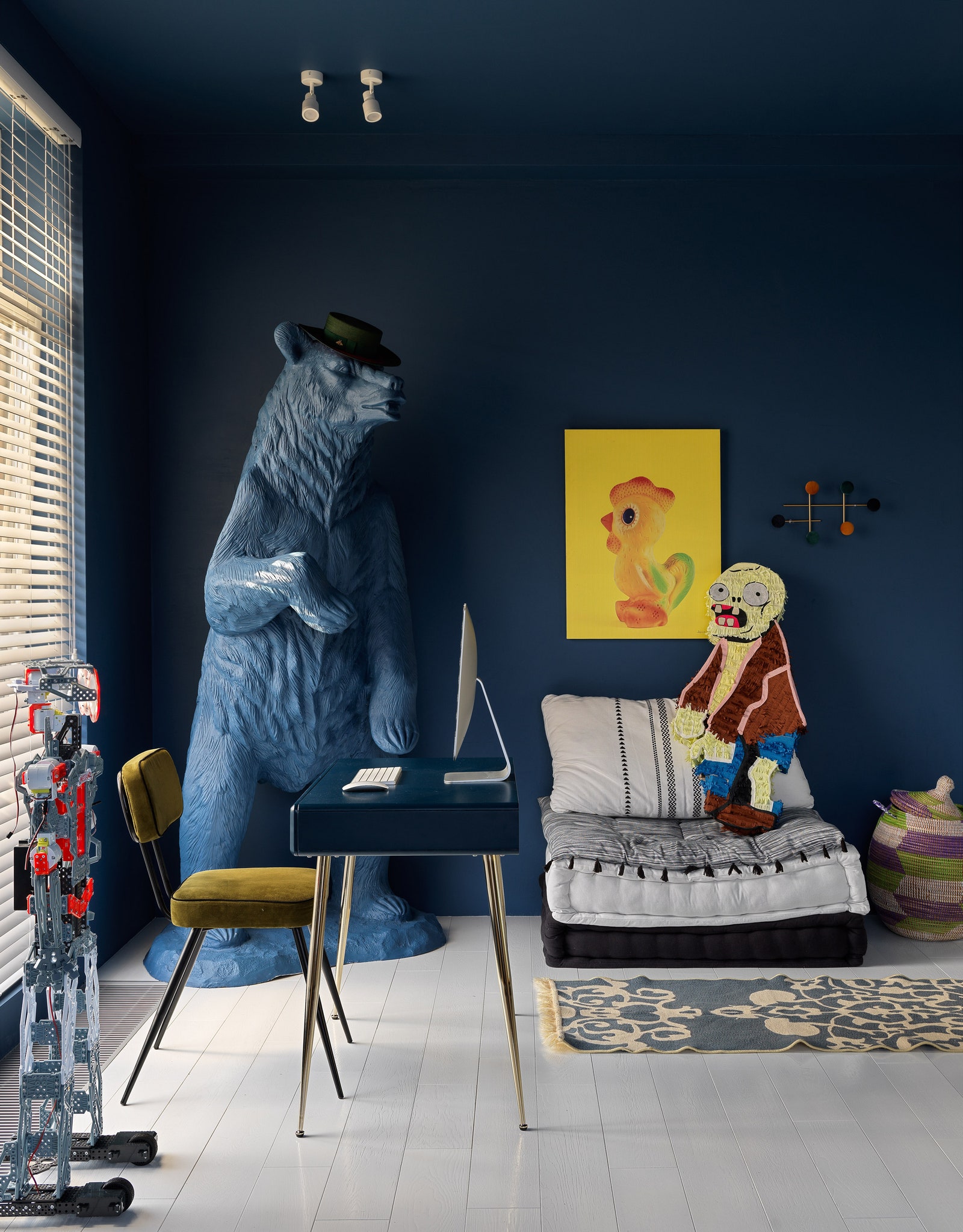 Игровая комната мальчика в отличие от других пространств в доме выкрашена в синий цвет.