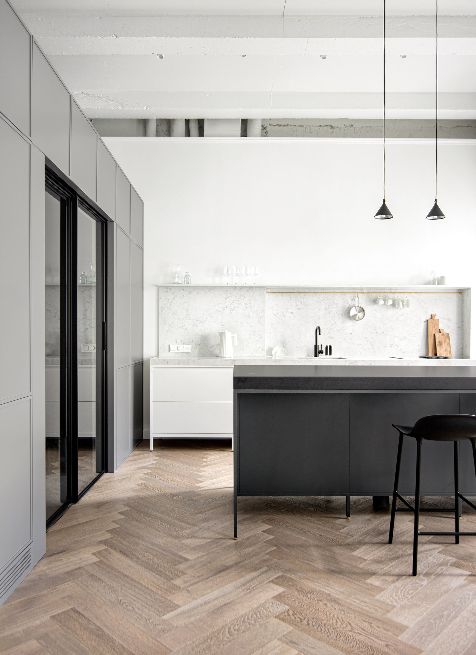 Кухонный гарнитур и остров сделаны в мастерской “Твой Цехъ” по эскизам дизайнеров.