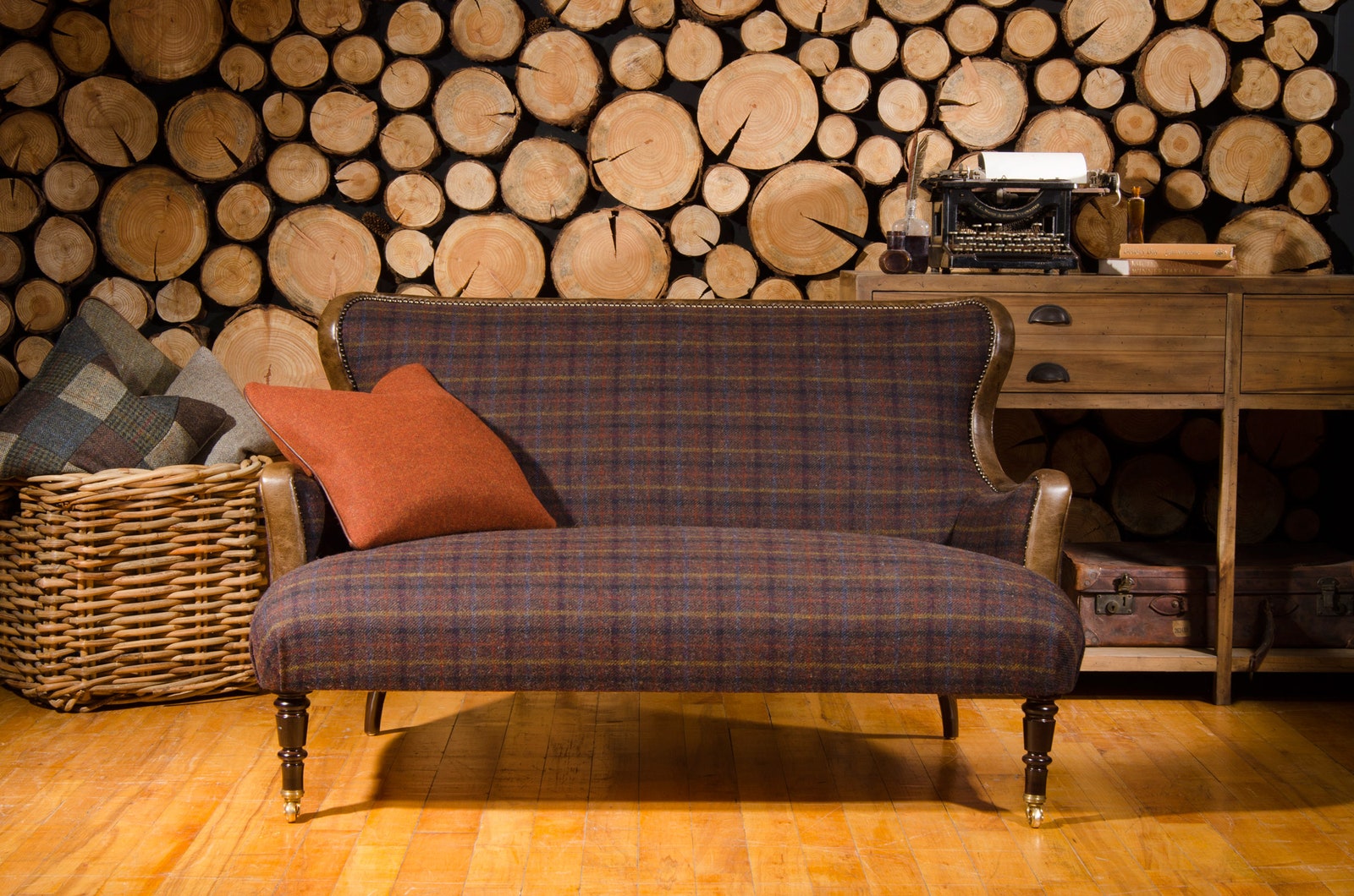 Компактный диван Tetrad в обивке Harris Tweed.