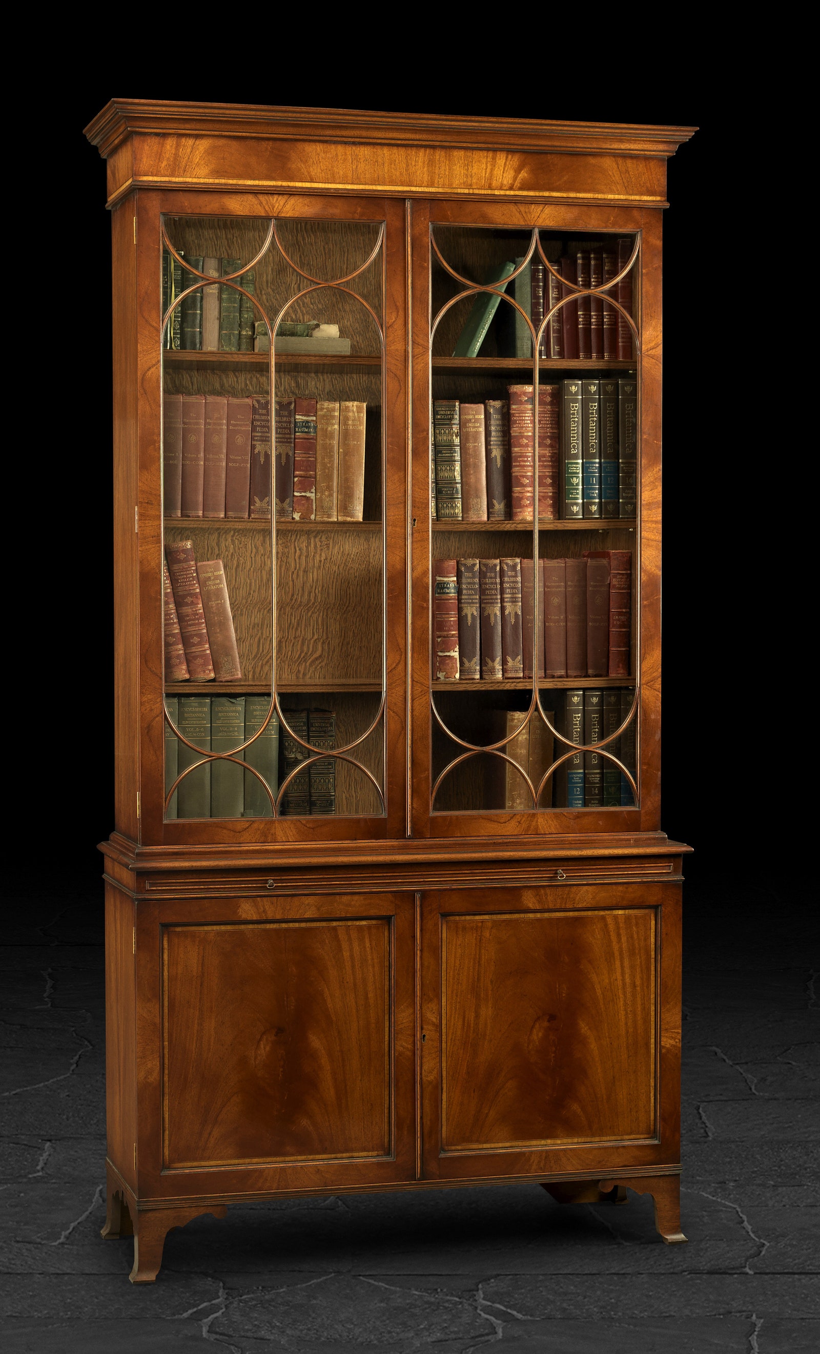 Книжный шкаф Iain James Furniture.