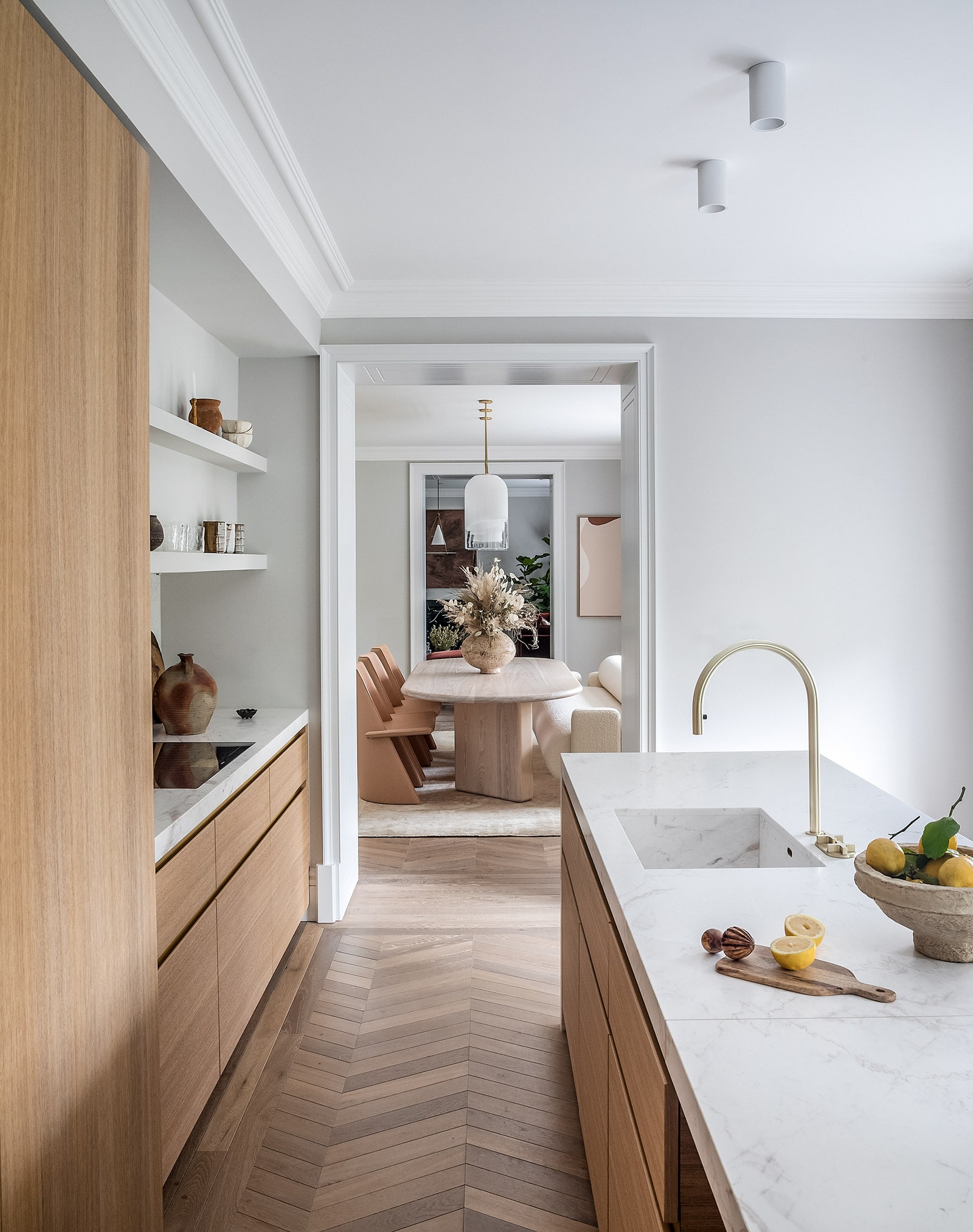 Кухня. Мебель сделана на заказ по дизайну Banda Design Studio техника Gaggenau барные стулья Nendo.