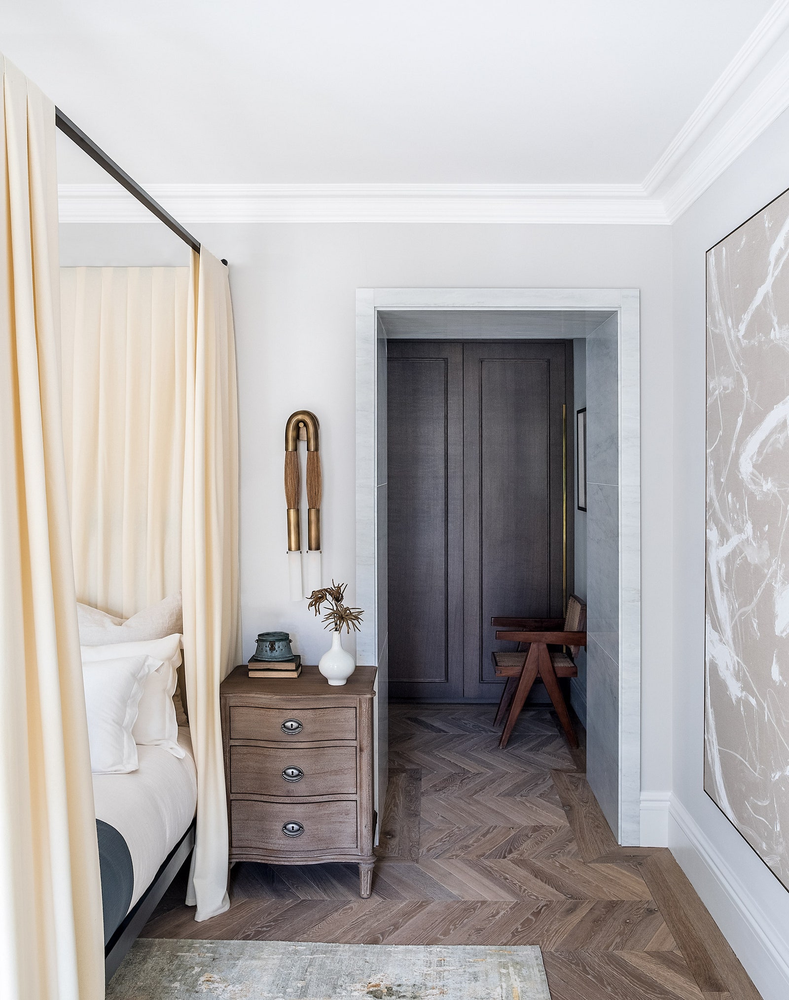 Главная спальня. Кровать сделана на заказ прикроватные тумбочки Restoration Hardware справа от кровати бра Apparatus