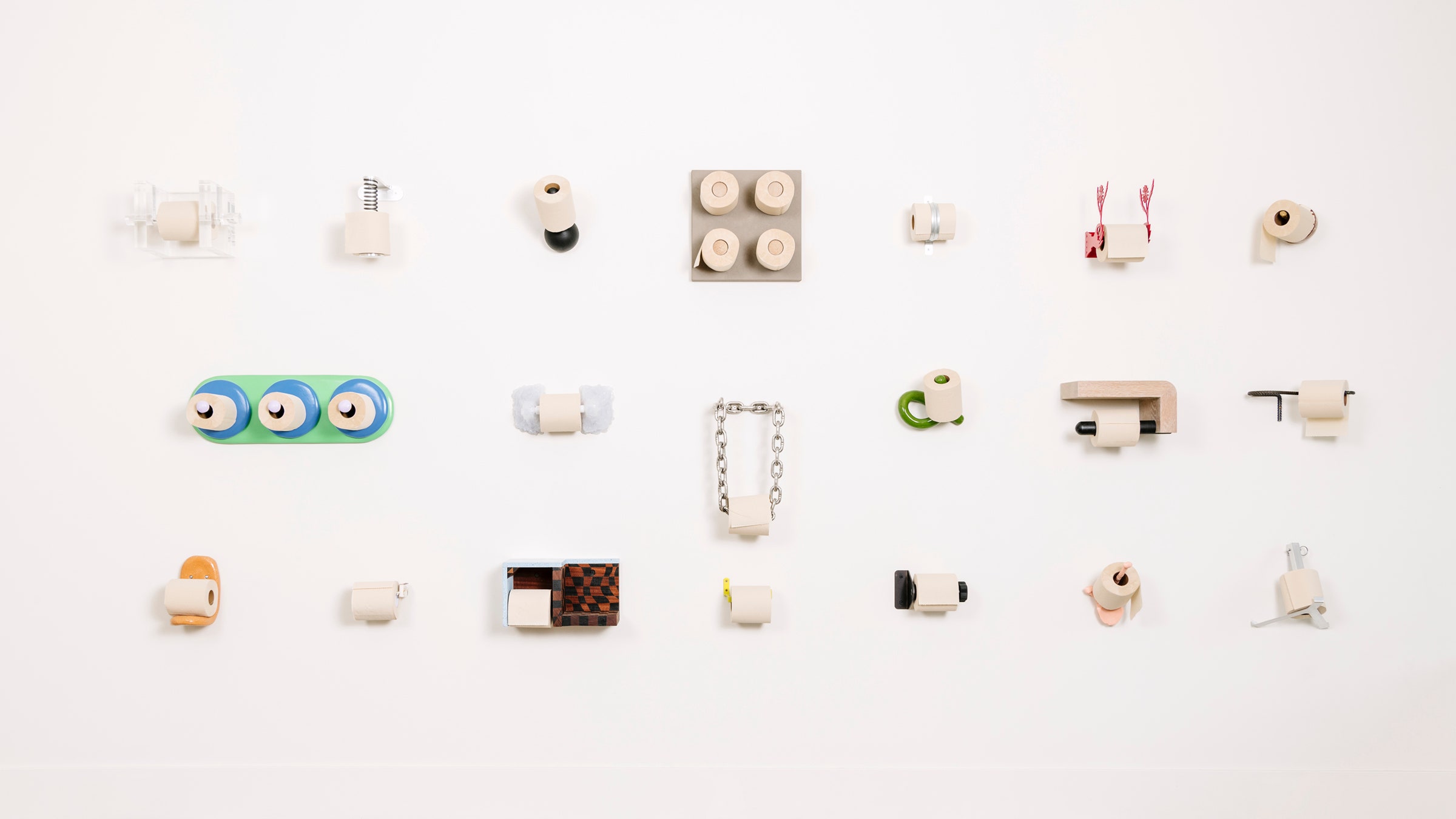 50 держателей для туалетной бумаги от дизайнеров со всего мира выставка UnderOver в ЛосАнджелесе