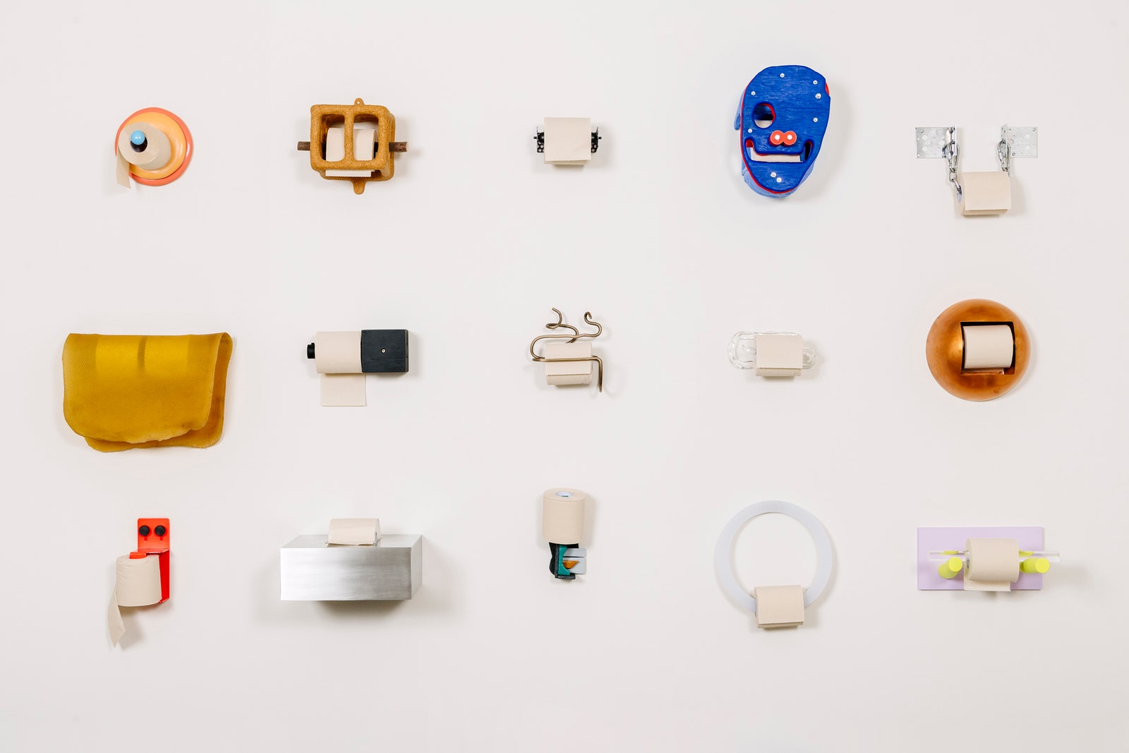 50 держателей для туалетной бумаги от дизайнеров со всего мира выставка UnderOver в ЛосАнджелесе