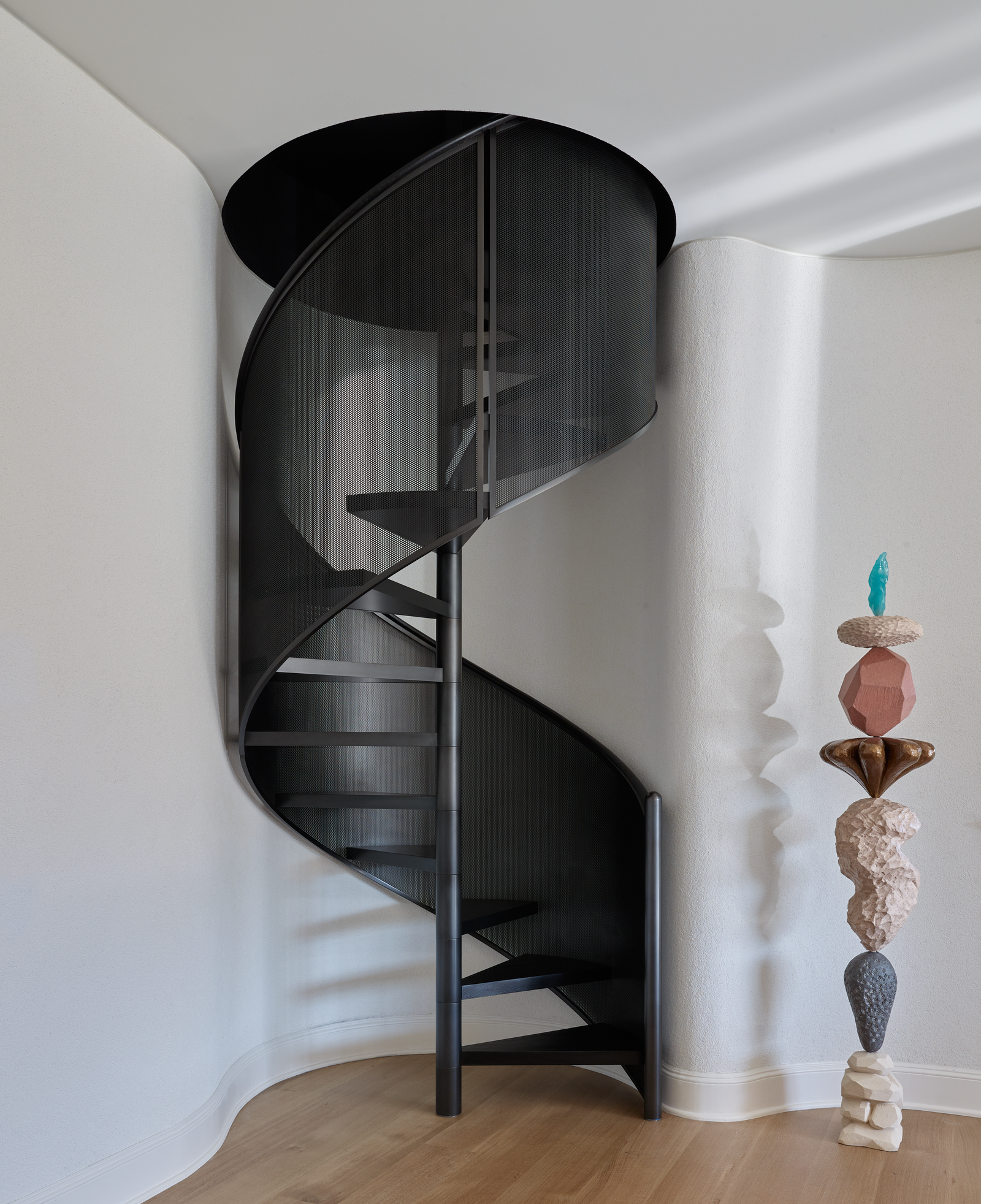 Лестница спроектирована автором проекта тотем по дизайну Эшли Хикса.