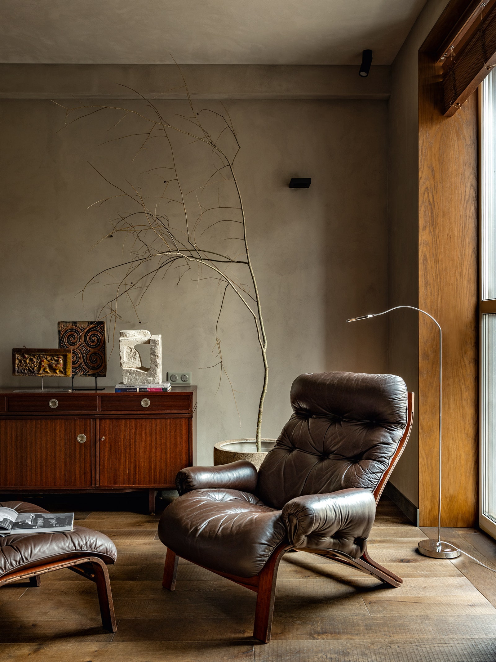 Фрагмент гостиной. Винтажное кожаное кресло с оттоманкой Oddvin Rykken Норвегия 1960‑е годы из галереи Podra Store...