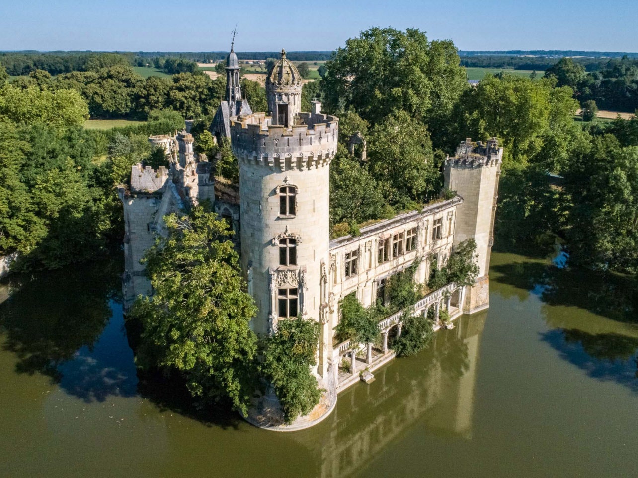 Замок МотШанденье во Франции.