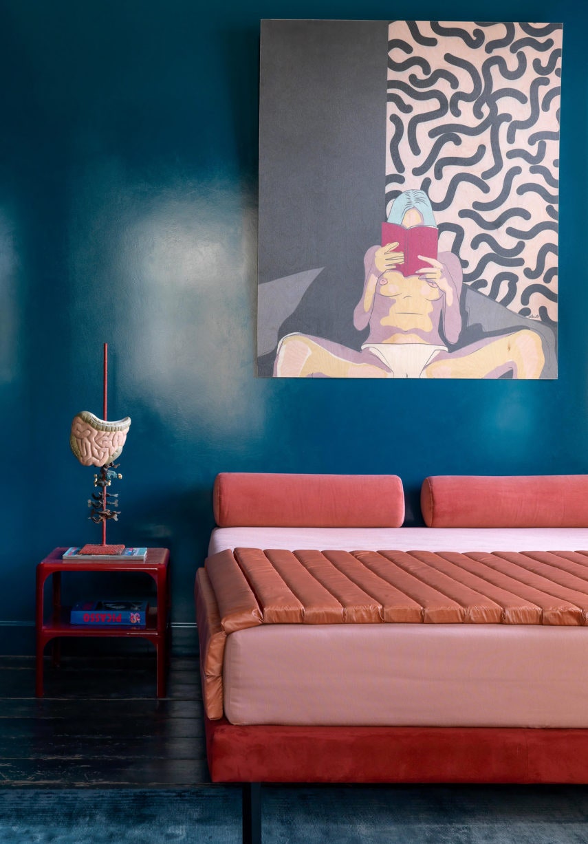 Спальня в квартире дизайнера Ирины Маркман. На стене картина авторства LENTOV. Фото Сергей Красюк.