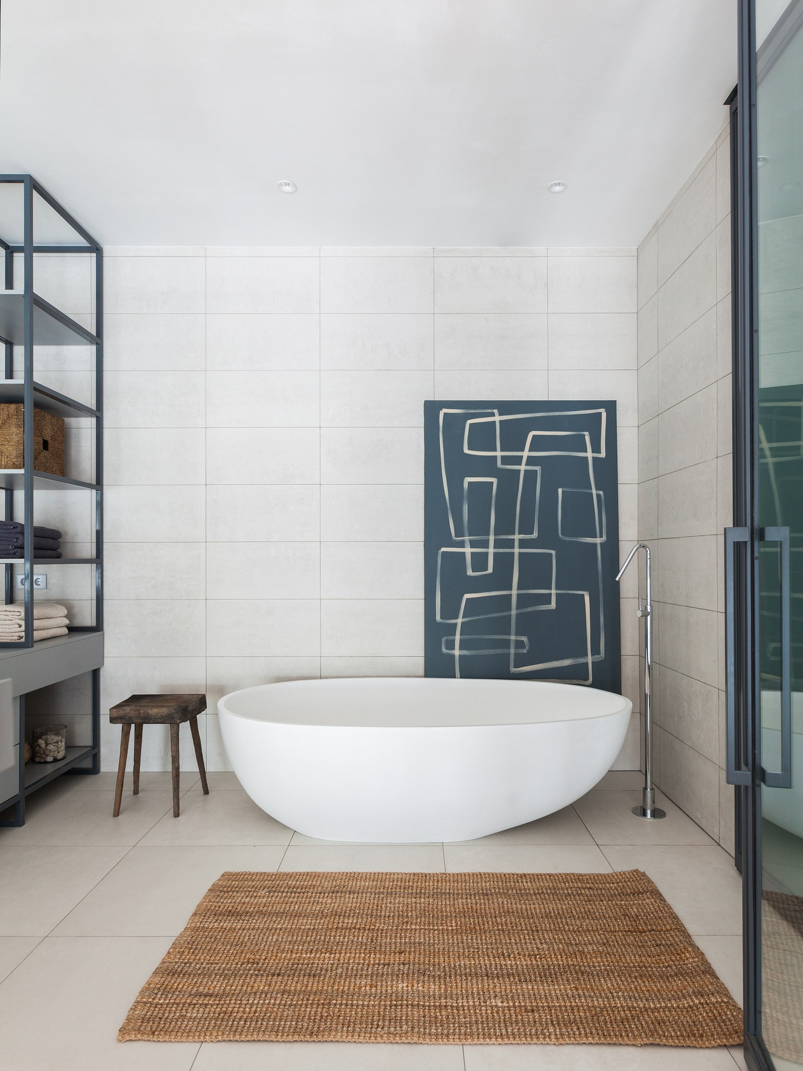 Ванная комната хозяйки. Отделка пола и стен из керамогранита ковер IKEA табурет по дизайну Дениса Милованова ванна...