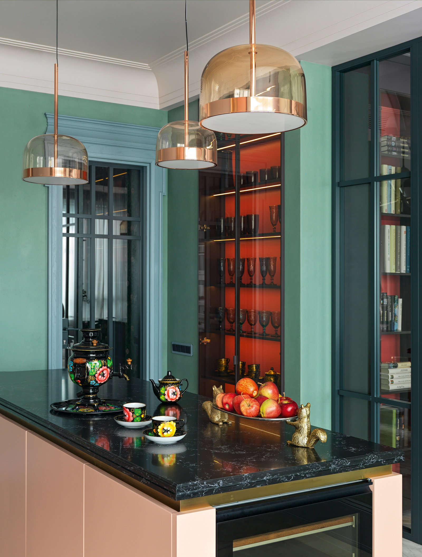 Кухня сделана по эскизам дизайнеров на фабрике Orange Park светильники FontanaArte электроустановочные изделия Gira...
