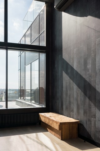 Лифтовой холл вид на террасу. Скамейка выполнена дизайнером Денисом Миловановым на стенах обои NLXL имитирующие...