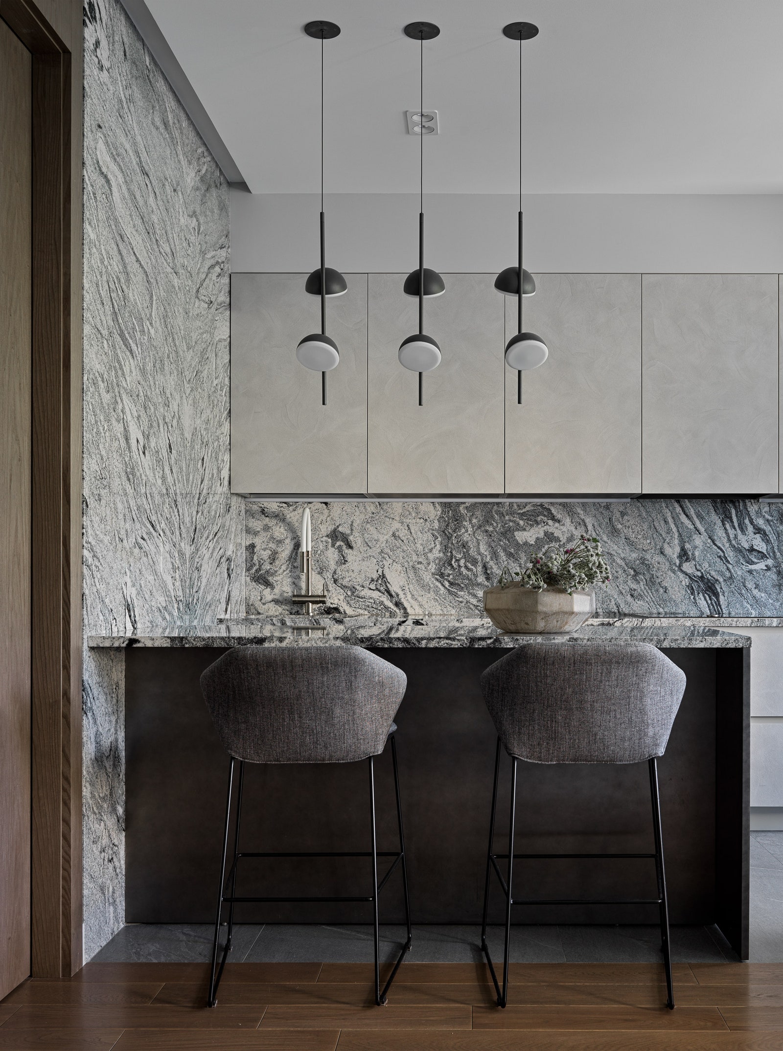 Вид из гостиной на кухню. Мраморная столешница и стена “Лига камня” барные стулья Sabа кухня MK Cucine.
