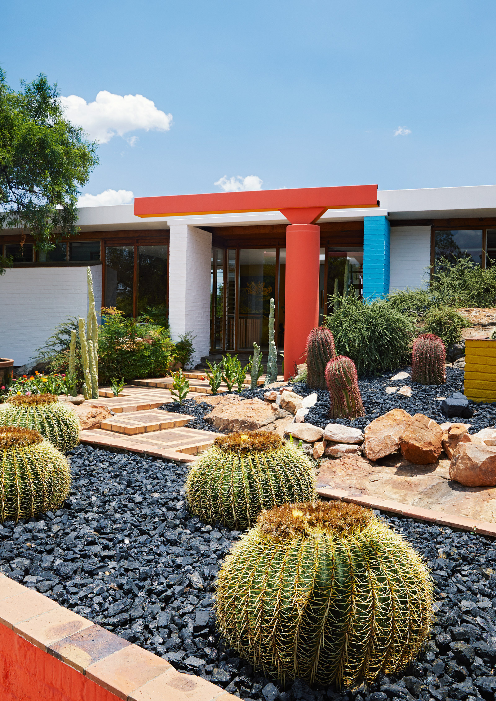 Дом Lotus House ­построен в середине ХХ века вход в него находится на втором уровне — к нему ведет кактусовый сад...