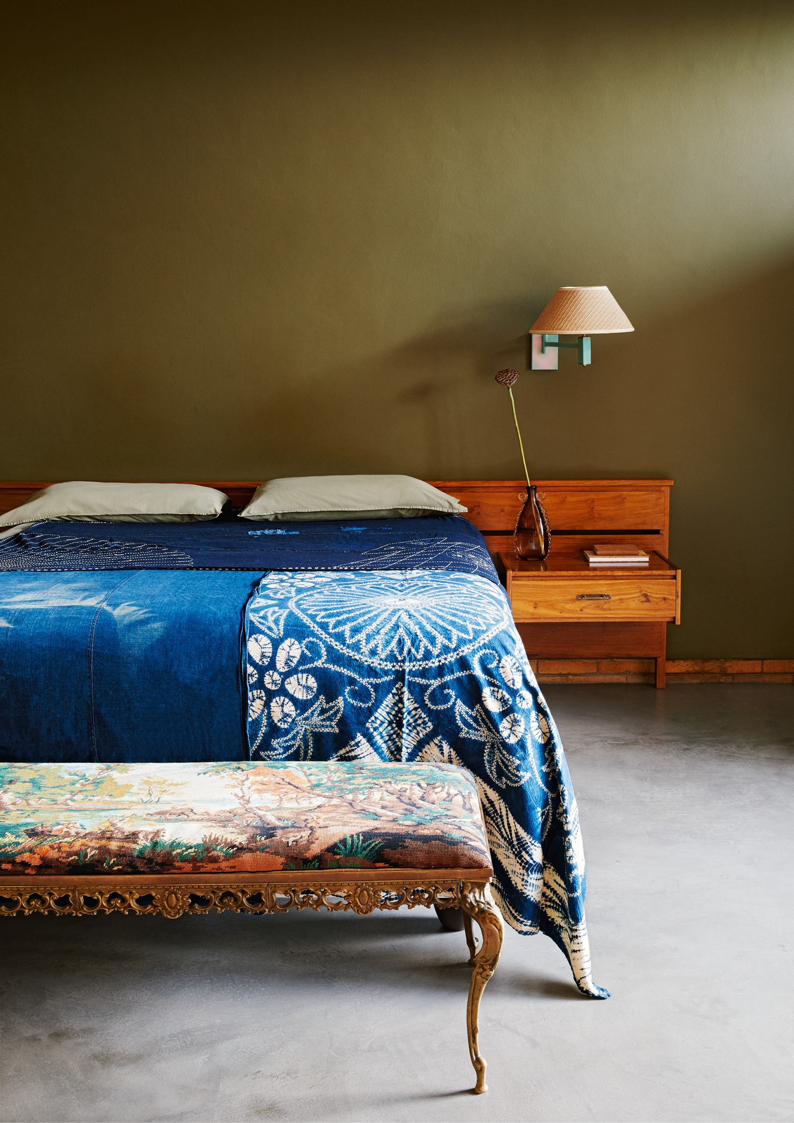 Главная спальня. Кровать со встроенным изголовьем — часть оригинального интерьера середины прошлого века.