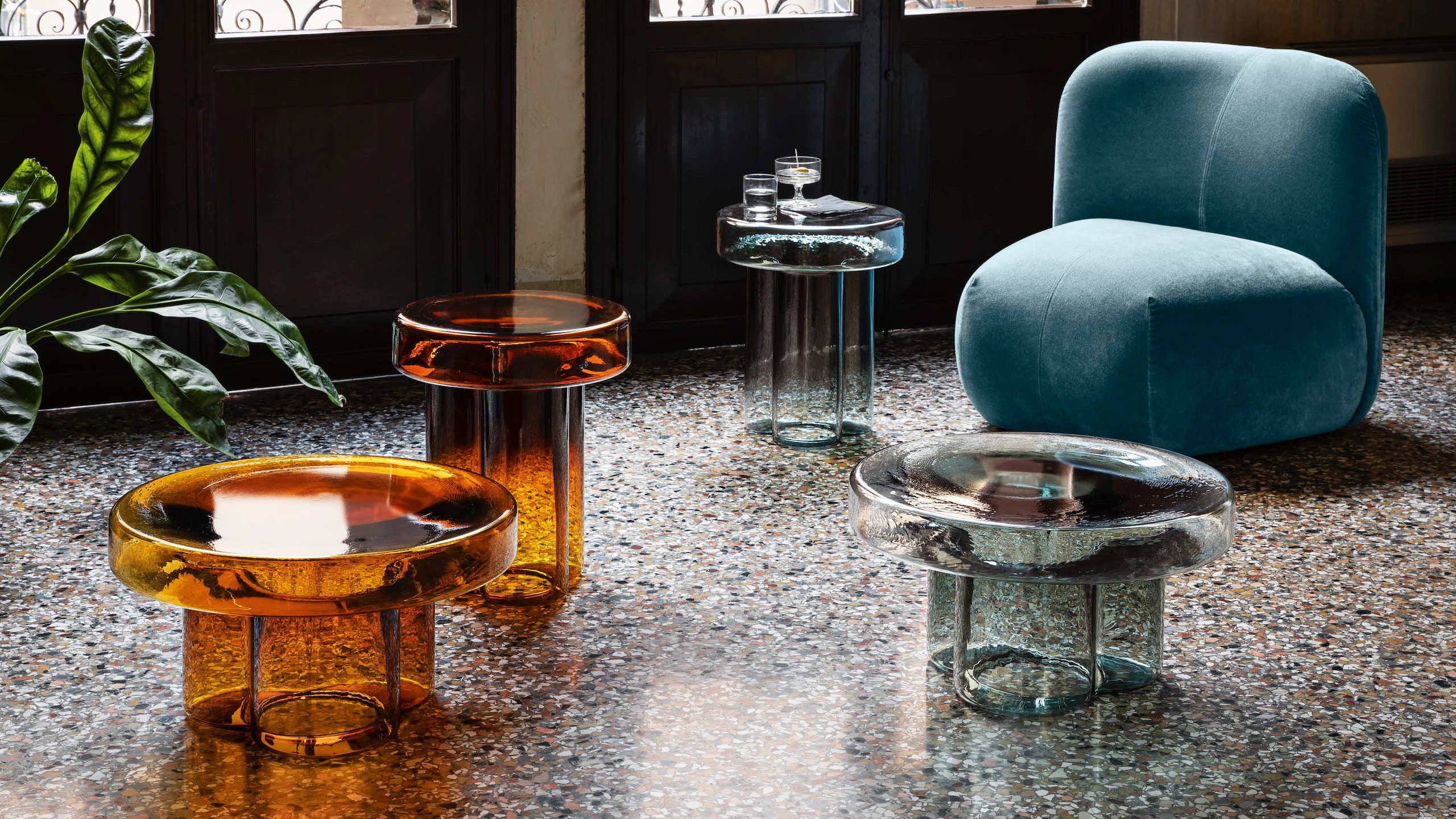Стеклянные столики по дизайну Янниса Гикаса