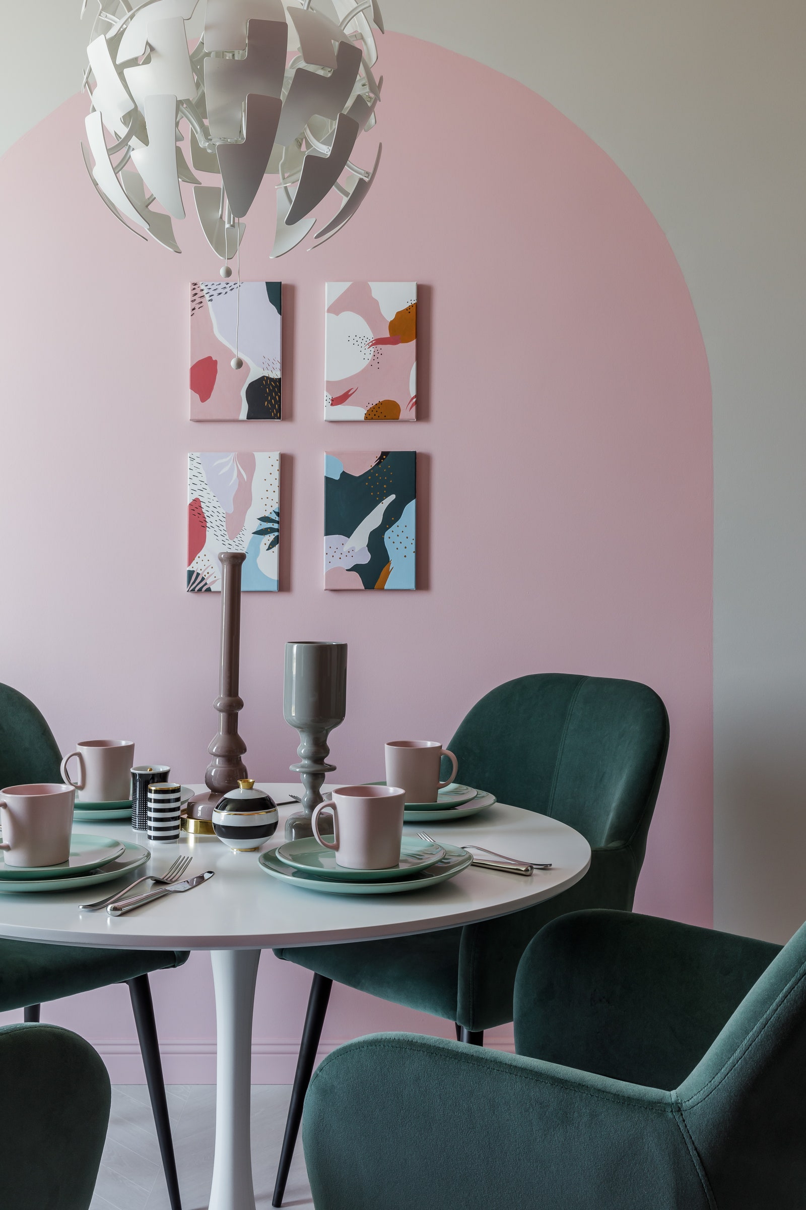 Фрагмент кухни. Стол Tulip Eero Saarinen style полукресло Humble люстра IKEA подсвечник Bosa картины художницы Юлии...