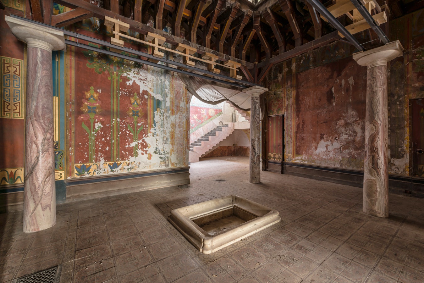 Архитектура в объективе руины замка Лоуренса в фотопроекте Ромена Вейона