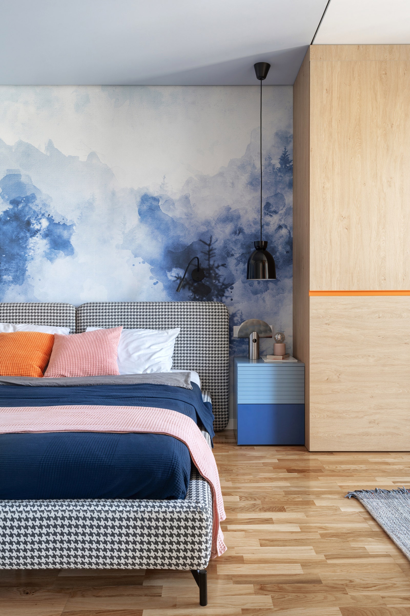 Фрагмент спальни. Кровать Interia тумба IKEA подвесы Nordlux шкаф изготовлен по чертежам дизайнера. На стенах обои Omoioboi.
