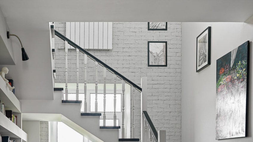 Как оформить пространство под лестницей 8 примеров