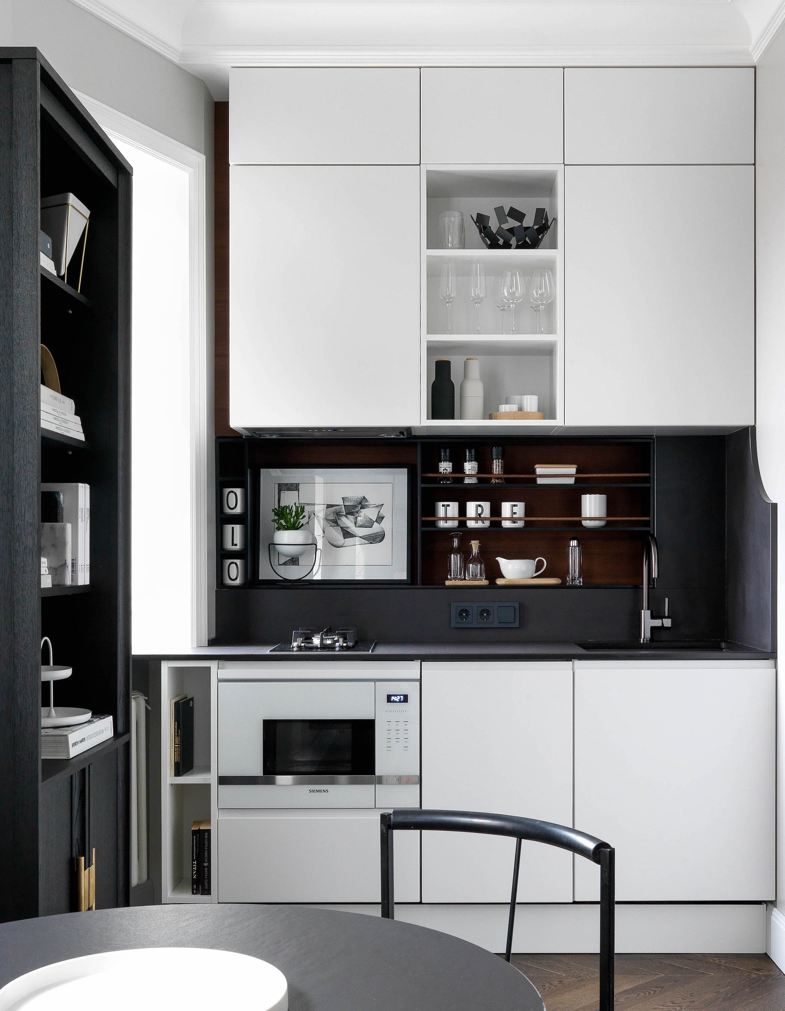 Квартира площадью 50 м² для любителей скандинавского стиля спальня спрятана за двойными дверями а компактную кухню от...