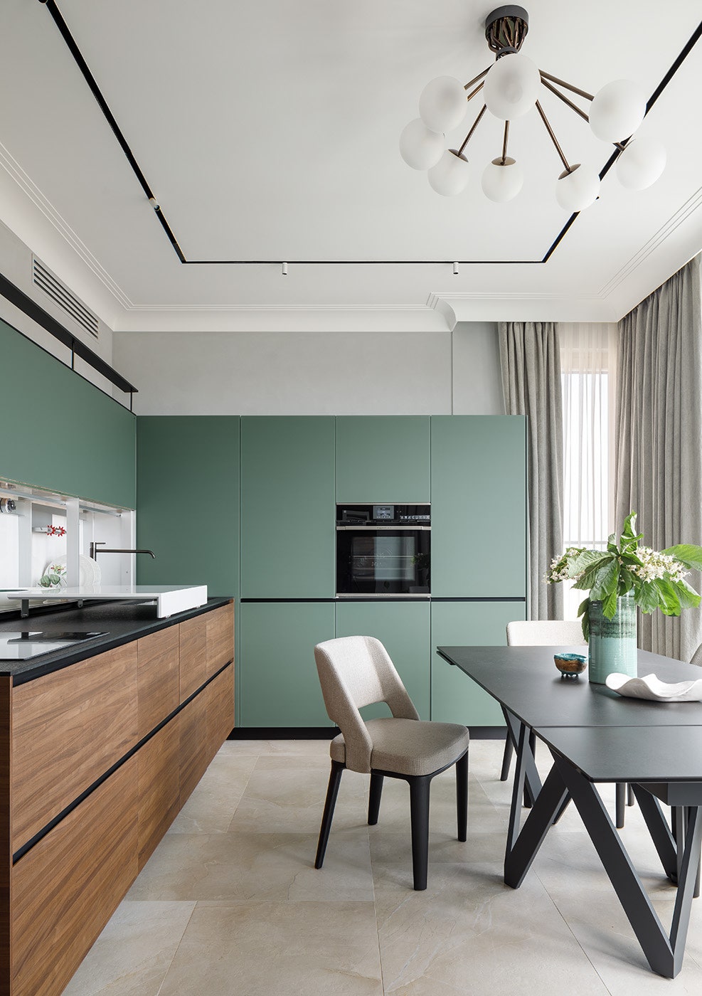 Квартира с видом на Новую Голландию 137 м². Кухня Valcucine с удобной дополнительной поверхностью и раздвижным фасадом...