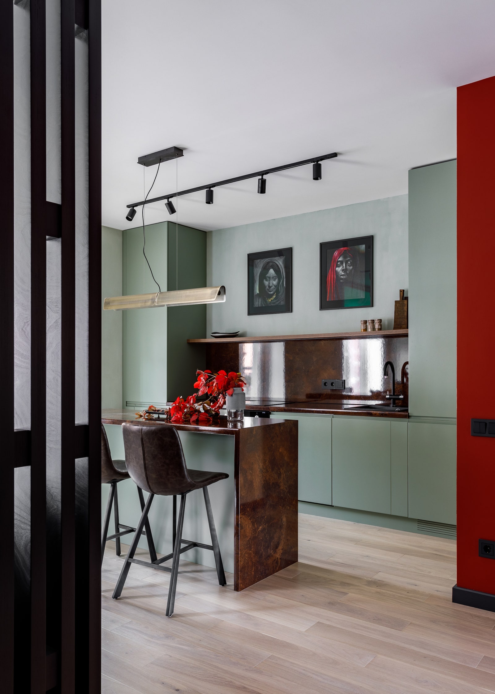 Кухня. Фасады шкафов выкрашены в цвет стен картины из коллекции заказчицы барные стулья Barcelona Design.