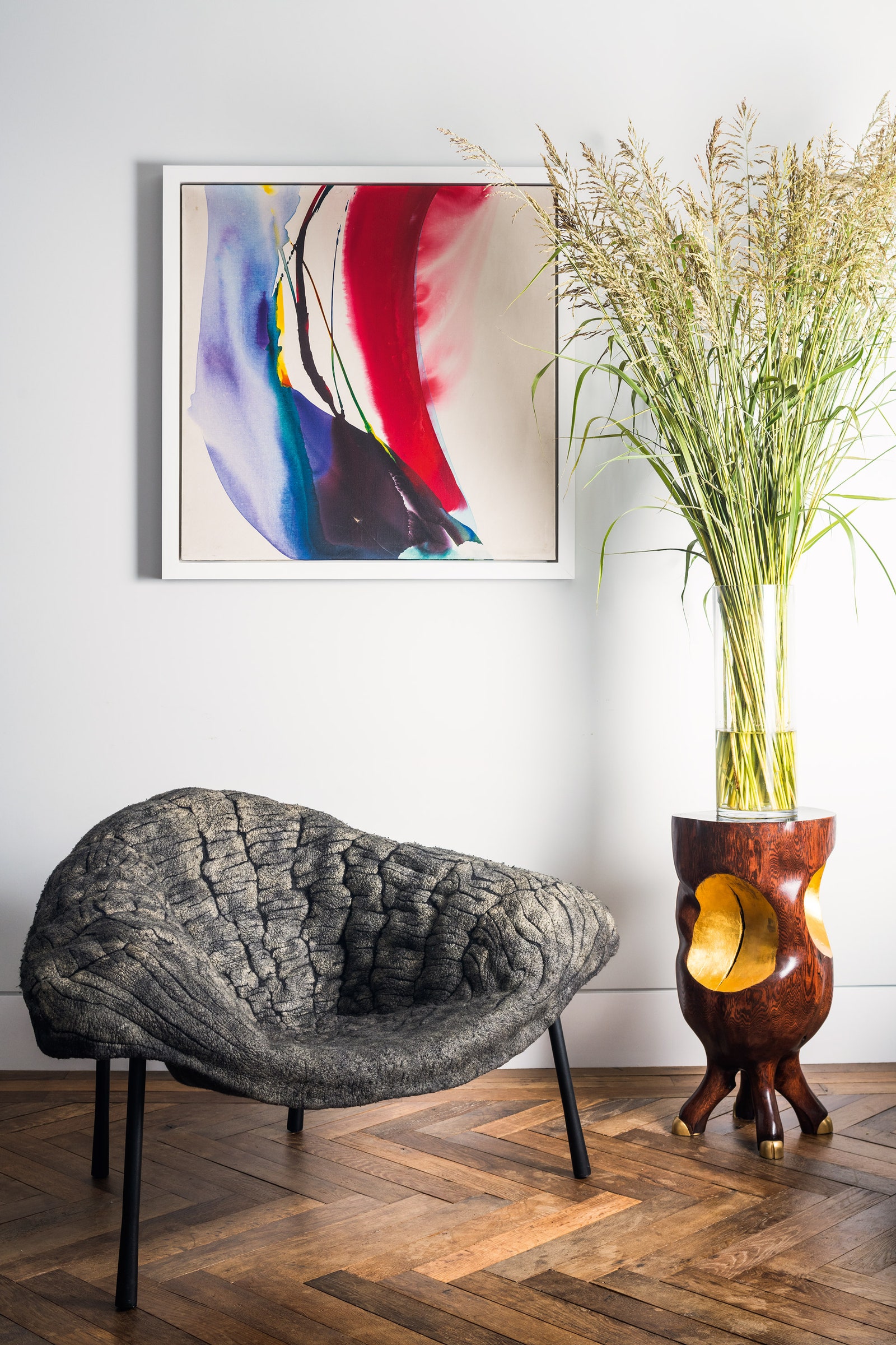 На полу в квартире лежит антикварный французский паркет. Кресло с сиденьем из шерсти и шелкового фетра по дизайну Аялы...