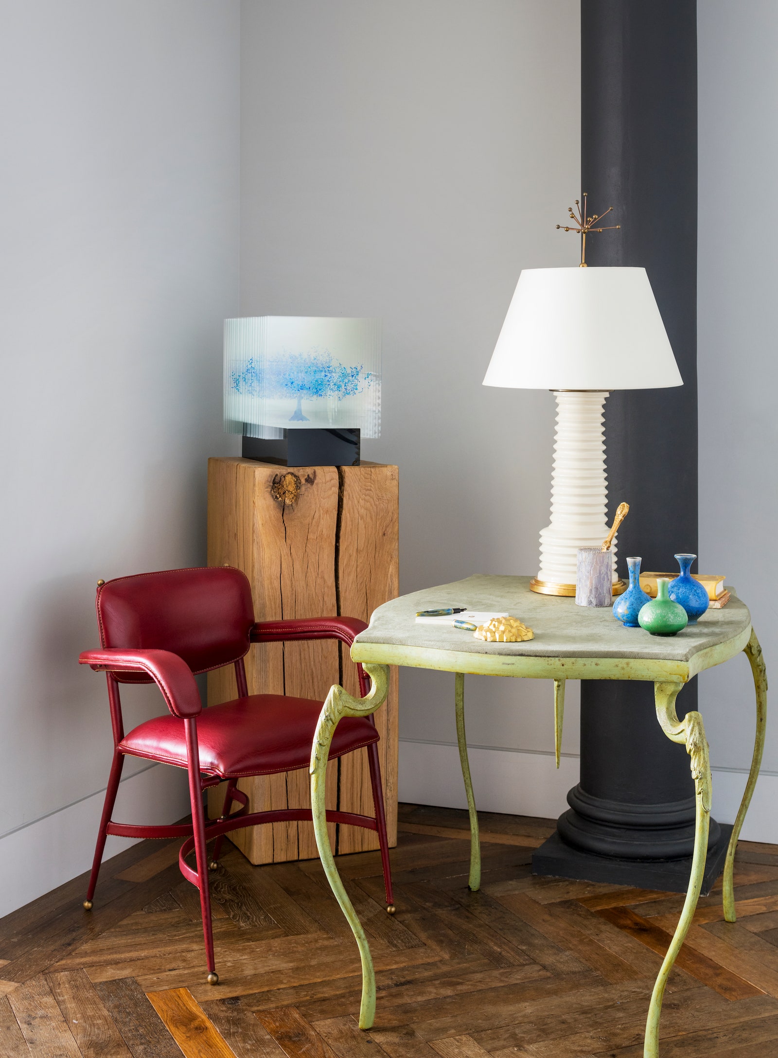 Кабинет. Керамическая лампа Christopher Spitzmiller столик из патинированной стали по дизайну Марка БрейзирДжонса...