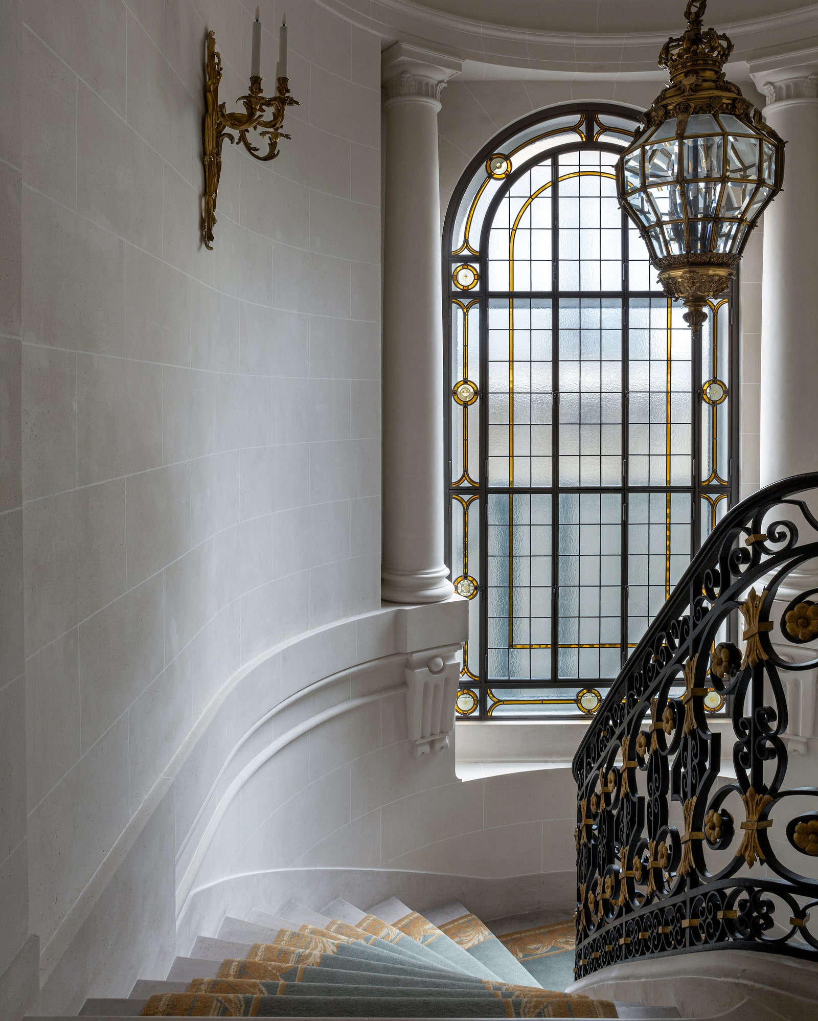 Отделкой стен на лестнице занималось Ateliers Duchemin они же сделали витражное окно.