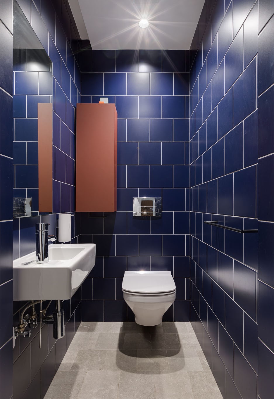 Гостевой санузел. Умывальник Duravit смеситель Kludi шкафчик выполнен по авторским эскизам из материала Fenix плитка Fap.
