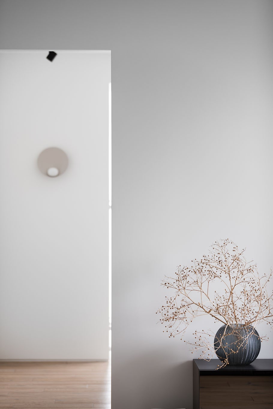 Коридор. Бра Vibia краска Benjamin Moore.