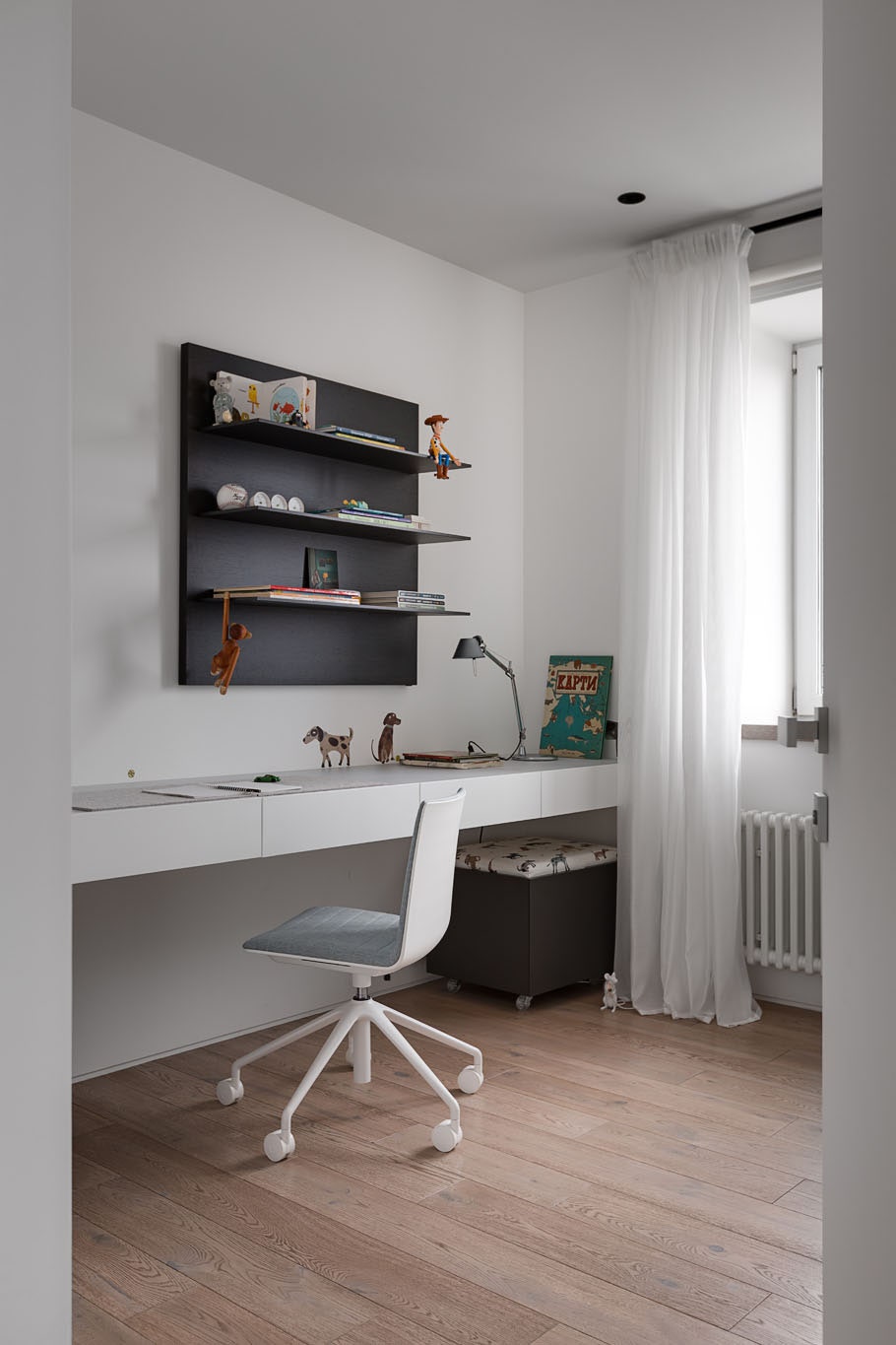 Детская комната. Стул Andreu World стеллаж Molteni amp C.